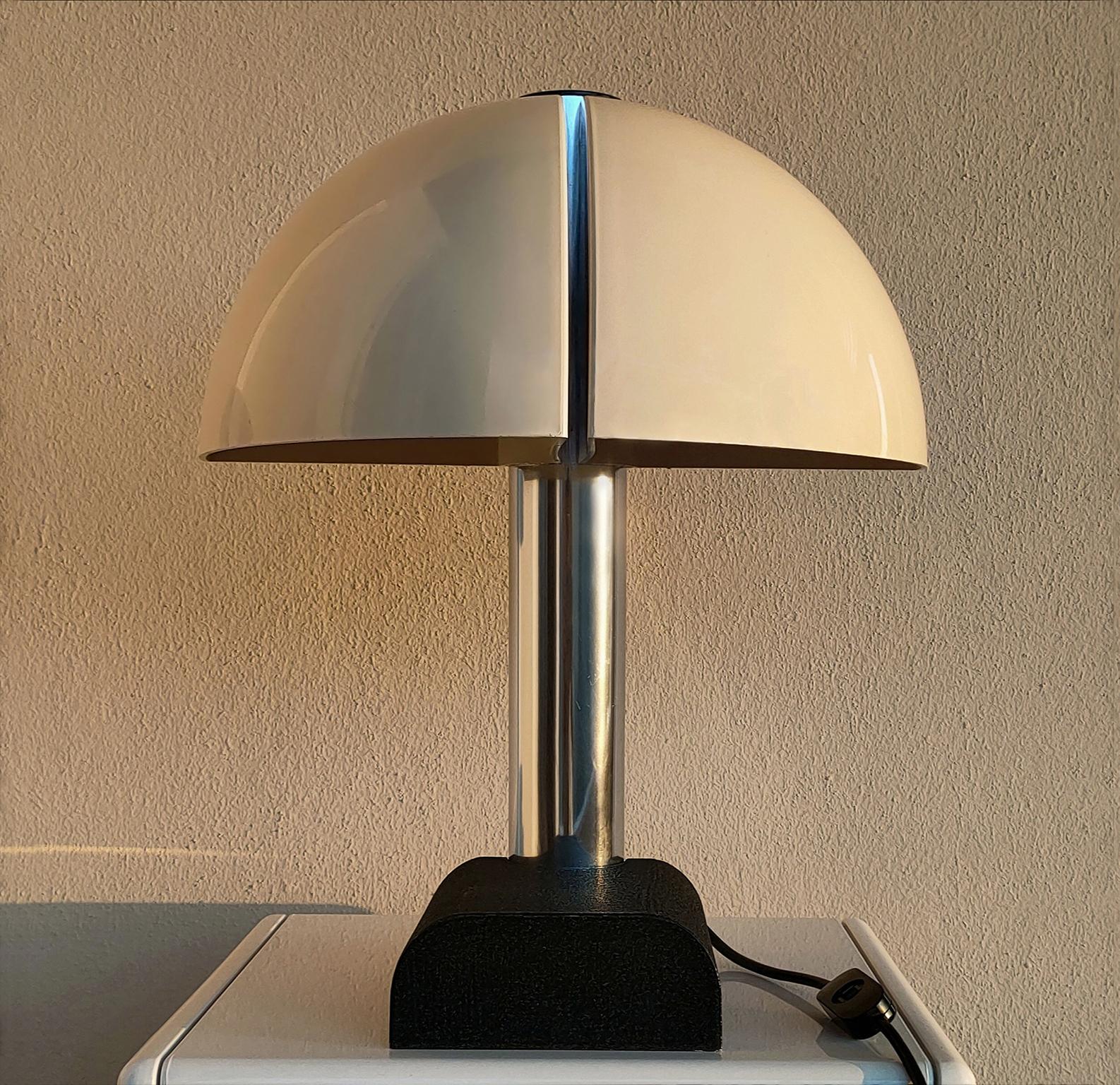 Spicchio table lamp designed by the Aroldi brothers (Danilo and
Corrado) in the early 1970s and produced by the famous Italian company Stilnovo.

The Spicchio lamp presents a tubular chromed metal frame, a black lacquered metal base, and a