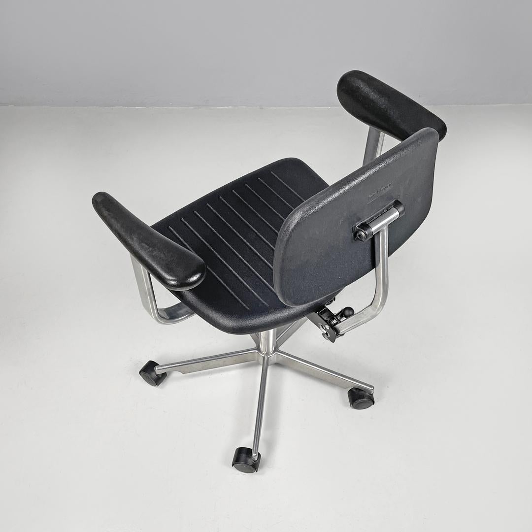 Danis modern black rubber and metal swivel office chairs by Fritz Hansen, 1980s For Sale 3