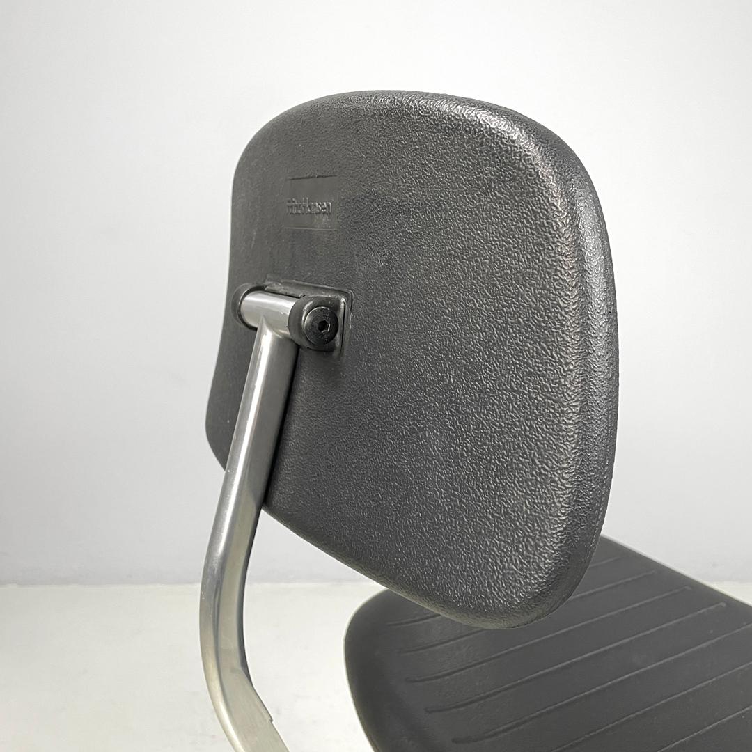 Danis modern black rubber and metal swivel office chairs by Fritz Hansen, 1980s For Sale 4