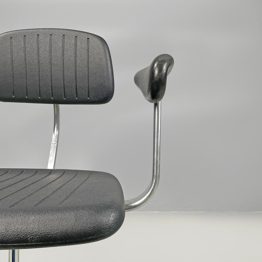Danis modern black rubber and metal swivel office chairs by Fritz Hansen, 1980s For Sale 5