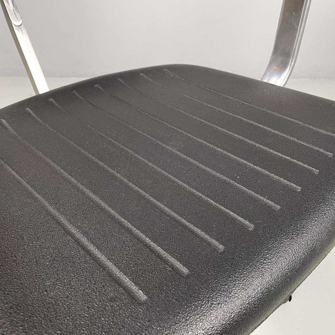 Danis modern black rubber and metal swivel office chairs by Fritz Hansen, 1980s For Sale 6