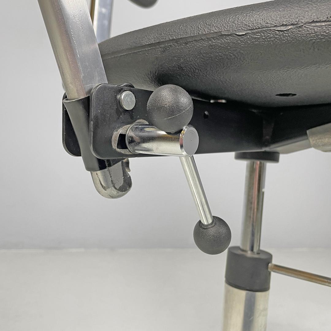 Danis modern black rubber and metal swivel office chairs by Fritz Hansen, 1980s For Sale 7