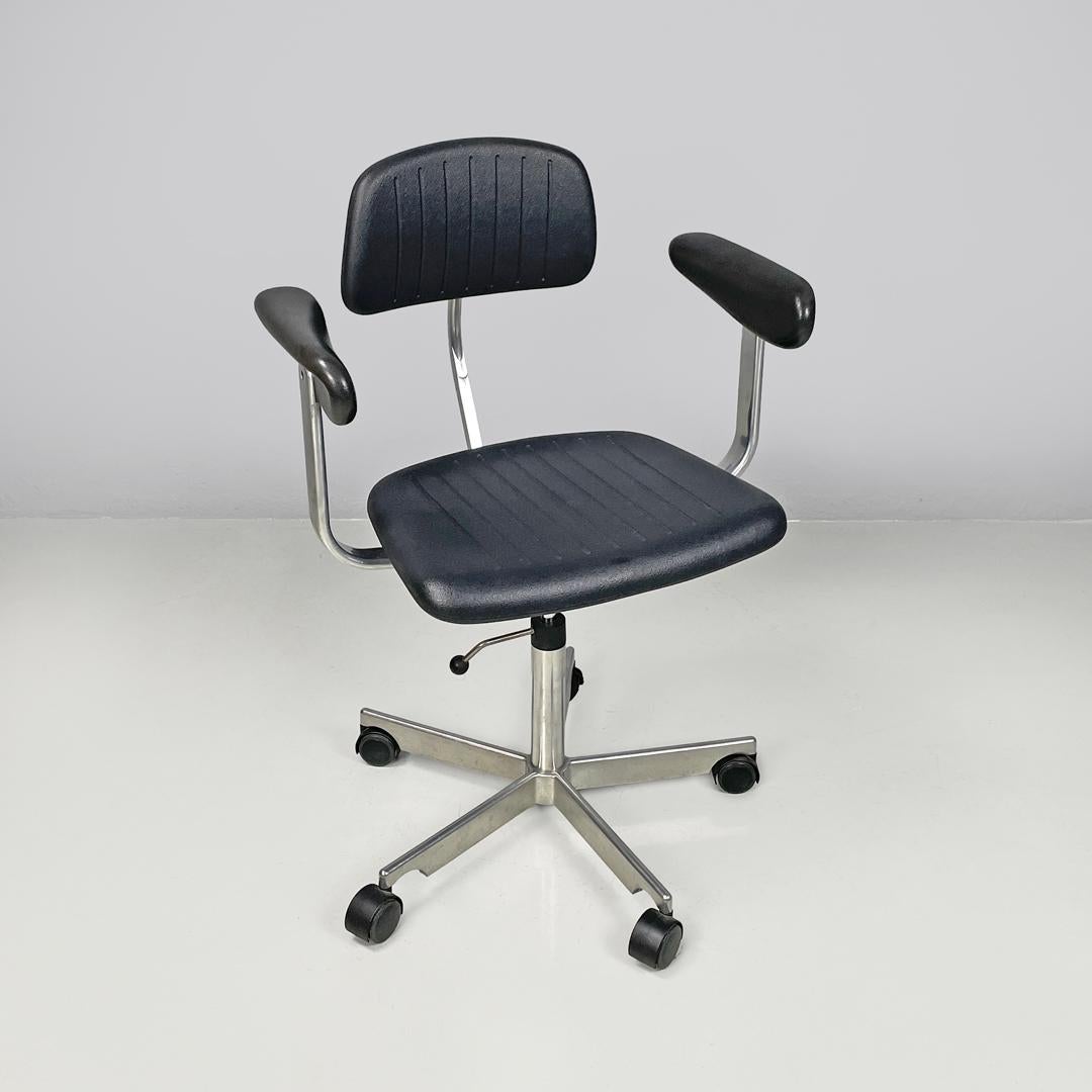Danis modern black rubber and metal swivel office chairs by Fritz Hansen, 1980s
Office chair with armrests and metal structure. The rounded seat and backrest are in black rubber with vertical grooves and a “dot” texture. The backrest is adjustable