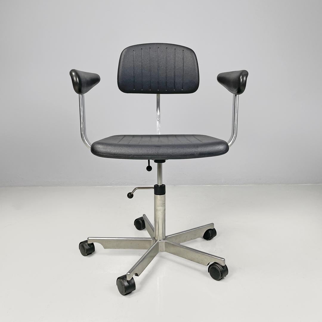 Modern Danis modern black rubber and metal swivel office chairs by Fritz Hansen, 1980s For Sale