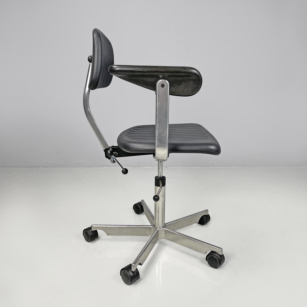 Italian Danis modern black rubber and metal swivel office chairs by Fritz Hansen, 1980s For Sale