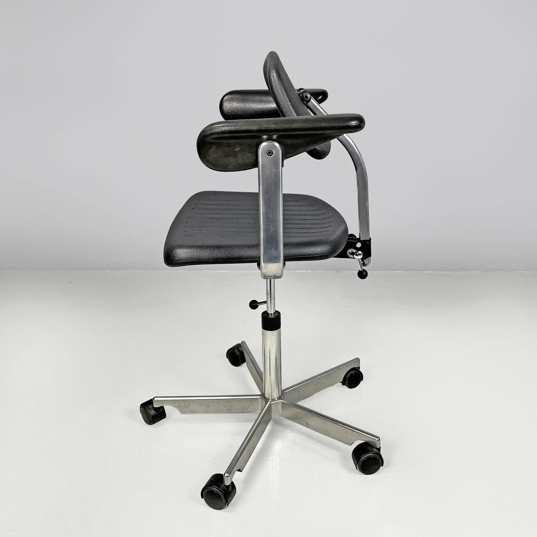 Danis modern black rubber and metal swivel office chairs by Fritz Hansen, 1980s In Fair Condition For Sale In MIlano, IT