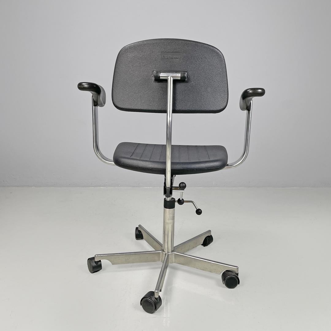 Danis modern black rubber and metal swivel office chairs by Fritz Hansen, 1980s For Sale 1