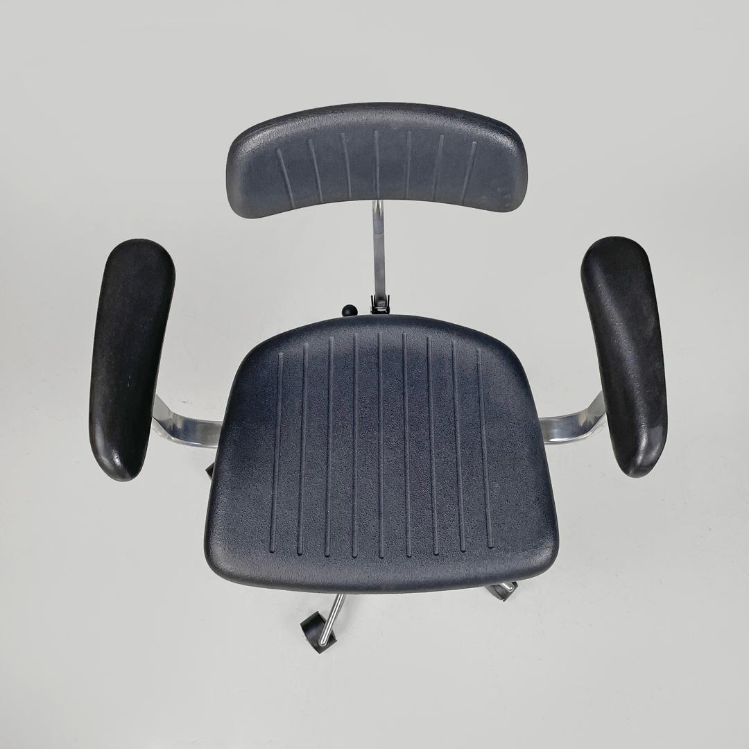 Danis modern black rubber and metal swivel office chairs by Fritz Hansen, 1980s For Sale 2
