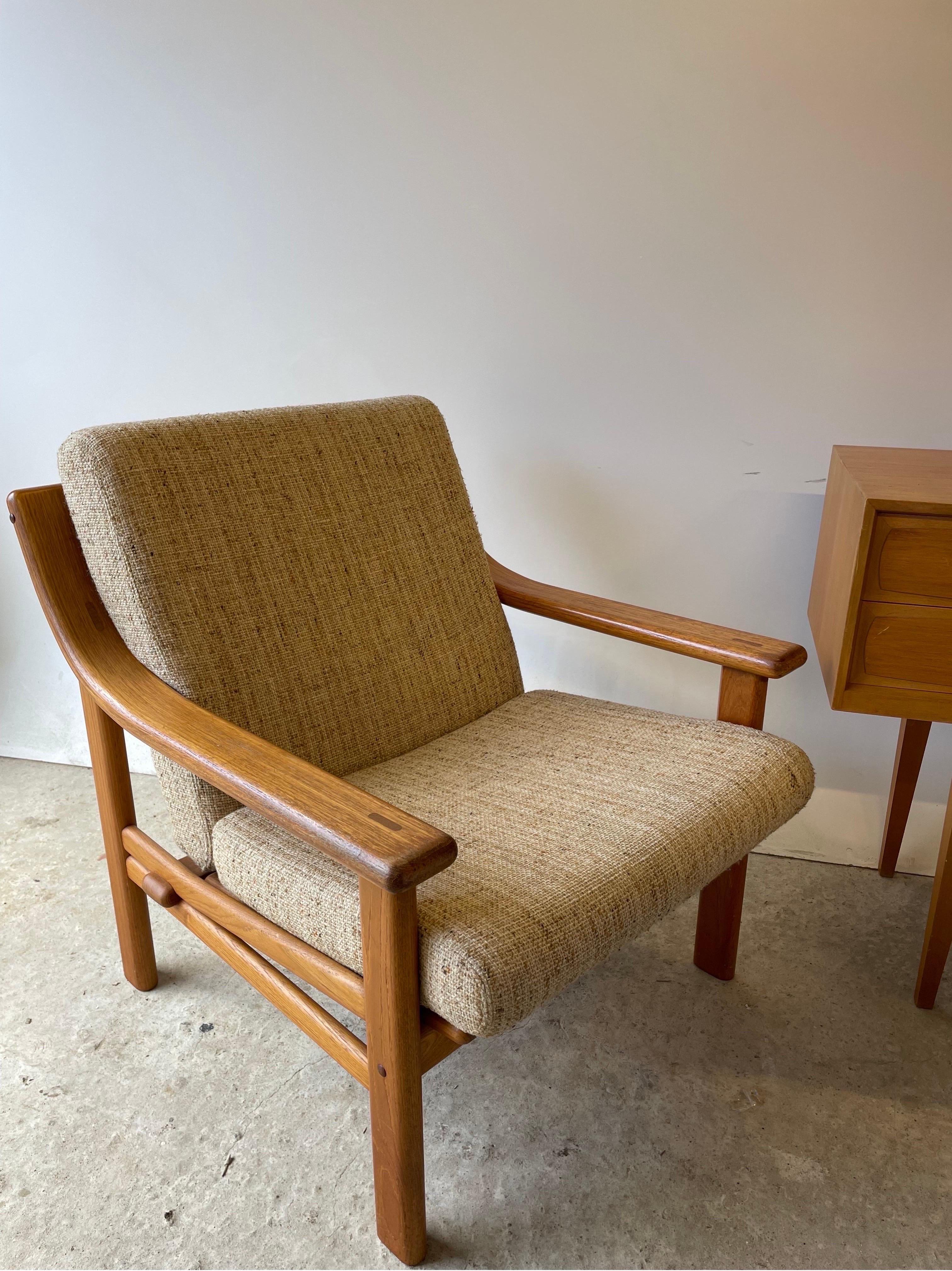 Dänischer Loungesessel aus Teakholz aus der Jahrhundertmitte in Silkeborg gefertigt.

Die helle Wolle passt hervorragend zum massiven Teak Holz. Mit seinen natürlichen Töne lässt sich der Sessel hervorragend mit organischen und minimalistischen