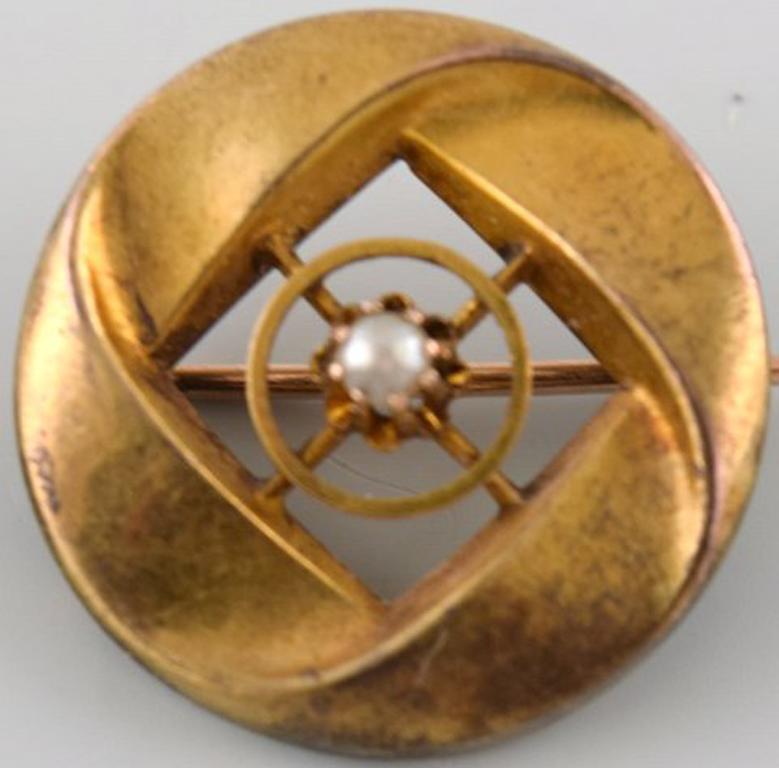 Danish 14K art deco gold brooch with white pearl.
In very good condition.
Measures: 2 cm in diameter.
Stamped.
Ca. 1930.
