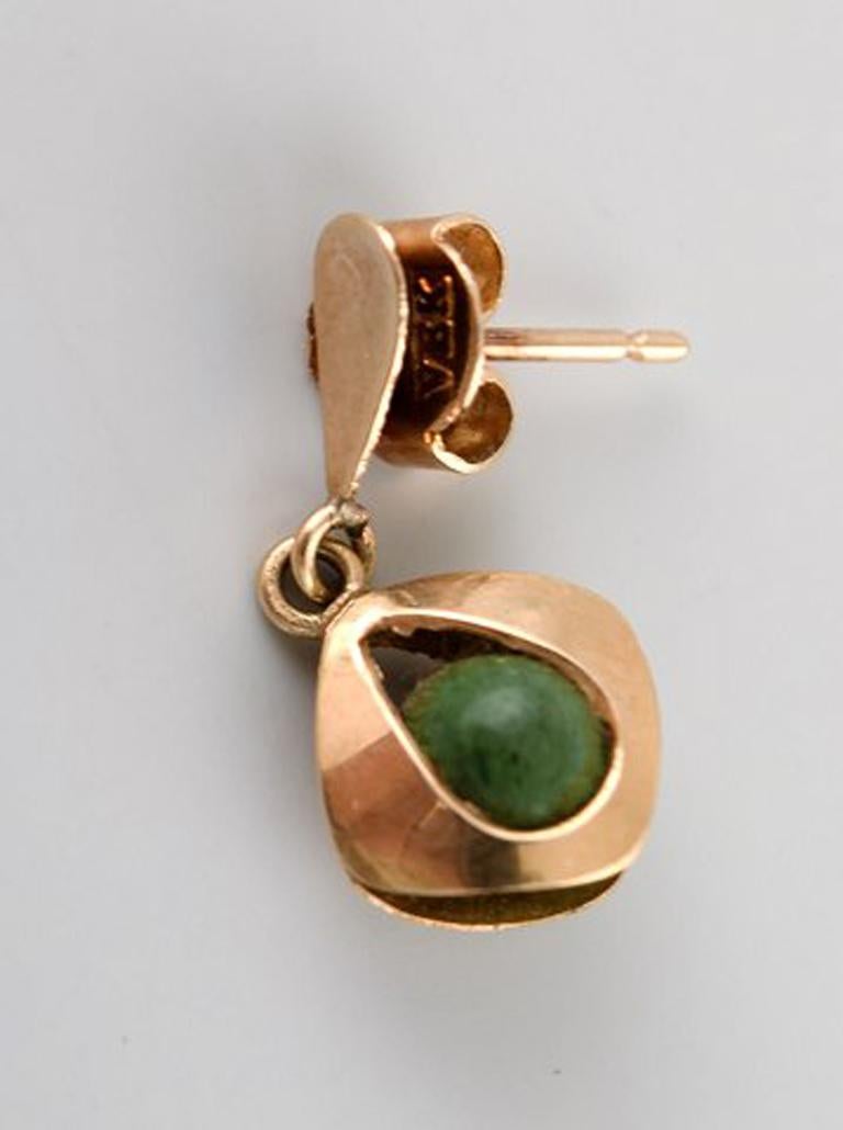 Danish 14K gold ear studs with green stones. Mid-1900s.
In very good condition.
Stamped.
Measures: 10 mm x 8 mm