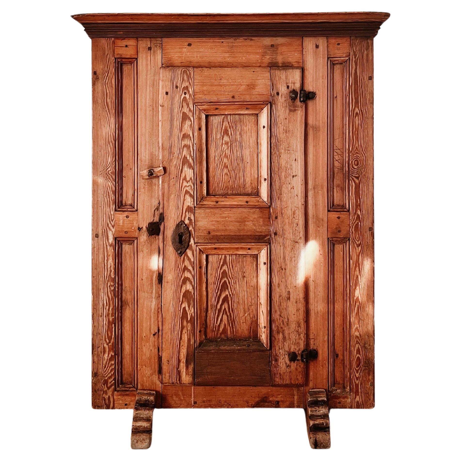 Armadio popolare danese barocco del XVII secolo in pino patinato con dettagli in ferro