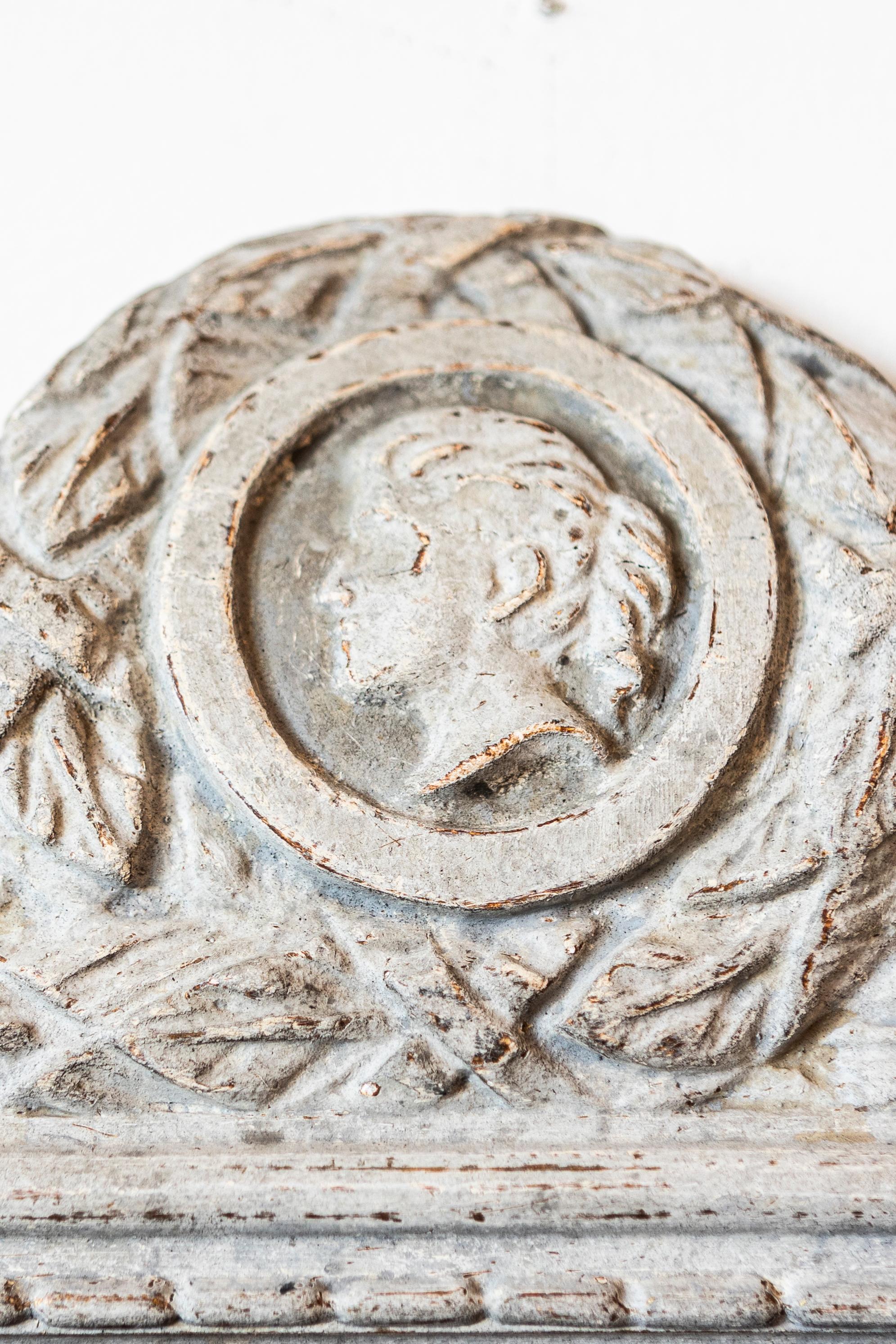 Dänische 1800er Gustavian grau lackiert Wood Spiegel mit Medaillon geschnitzt Wappen im Angebot 1