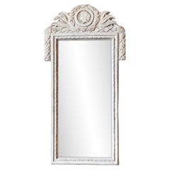 Miroir danois des années 1800, peint en gris gustavien avec crête sculptée en médaillon