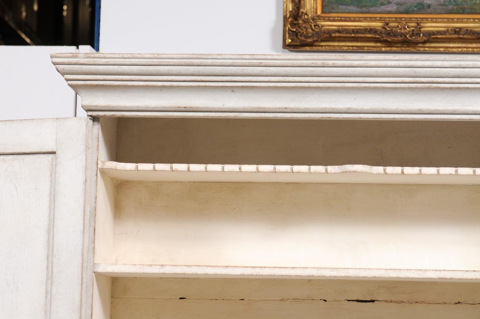 Sculpté Secrétaire danois haut en deux parties peint en beige et gris avec bureau à façade latérale, années 1810 en vente