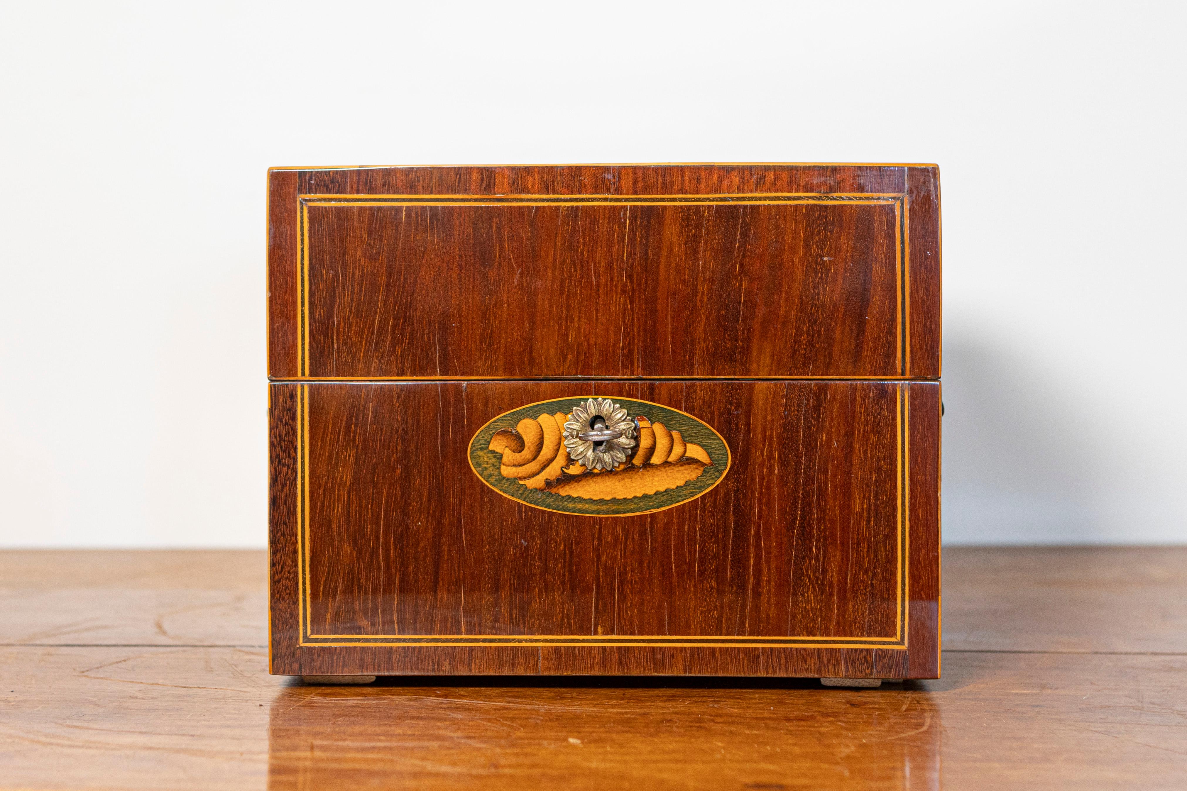 Caja danesa de caoba de hacia 1840 con marquetería y bandas de fresno. Esta exquisita caja danesa de caoba de hacia 1840 presenta una intrincada marquetería de fresno y bandas que realzan su sofisticado diseño. La marquetería de concha,