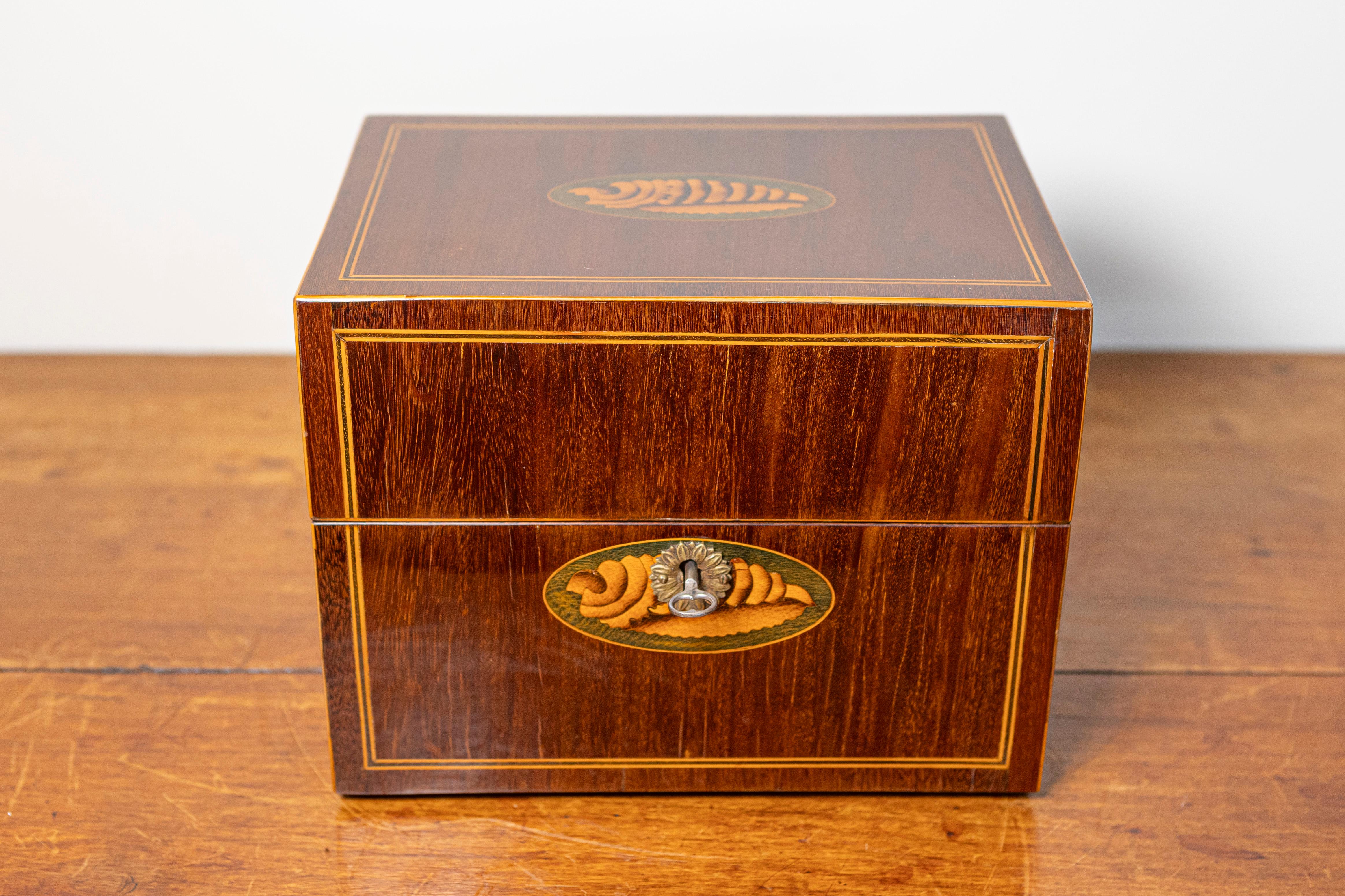 Caja danesa de caoba de la década de 1840 con marquetería de concha de fresno, bandas y asas laterales Danés en venta