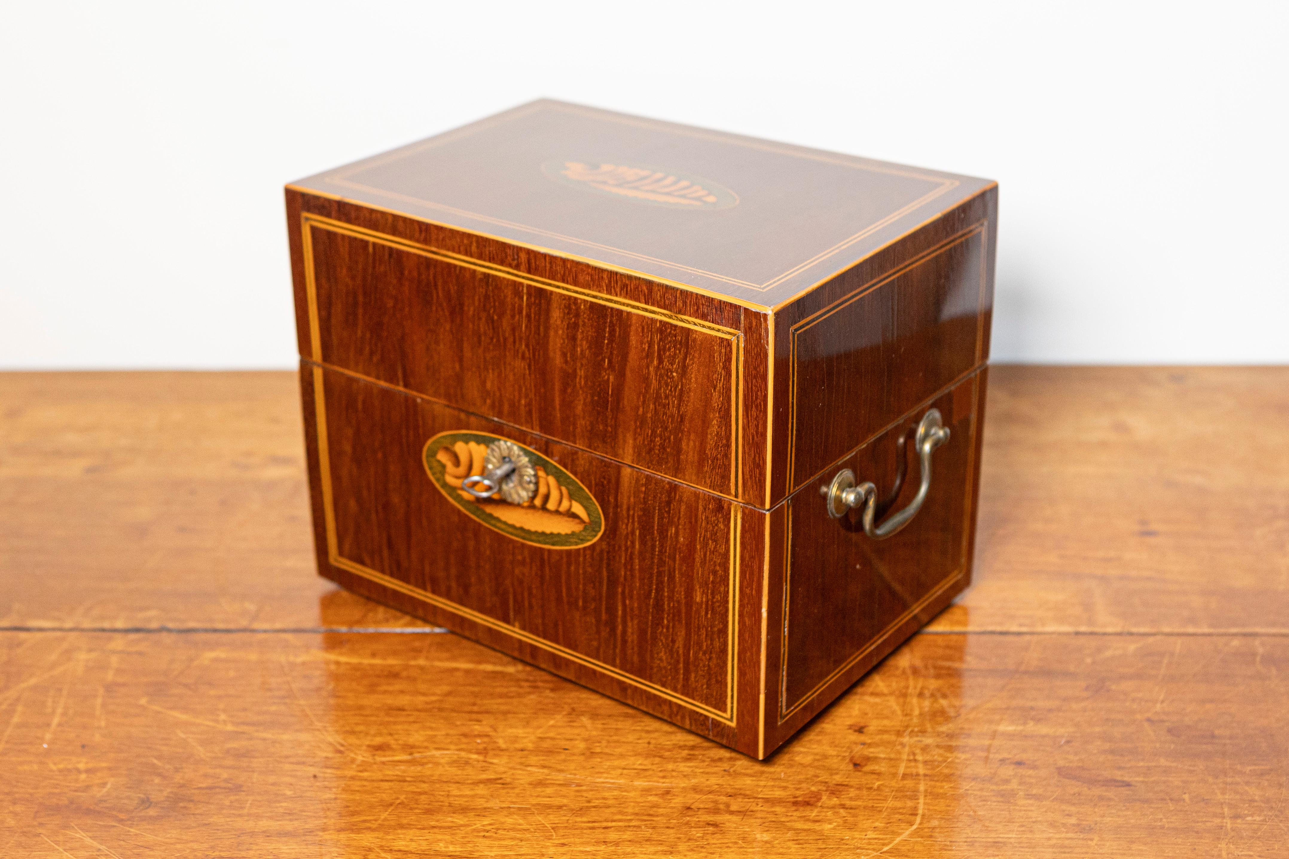 Caja danesa de caoba de la década de 1840 con marquetería de concha de fresno, bandas y asas laterales Marquetería en venta