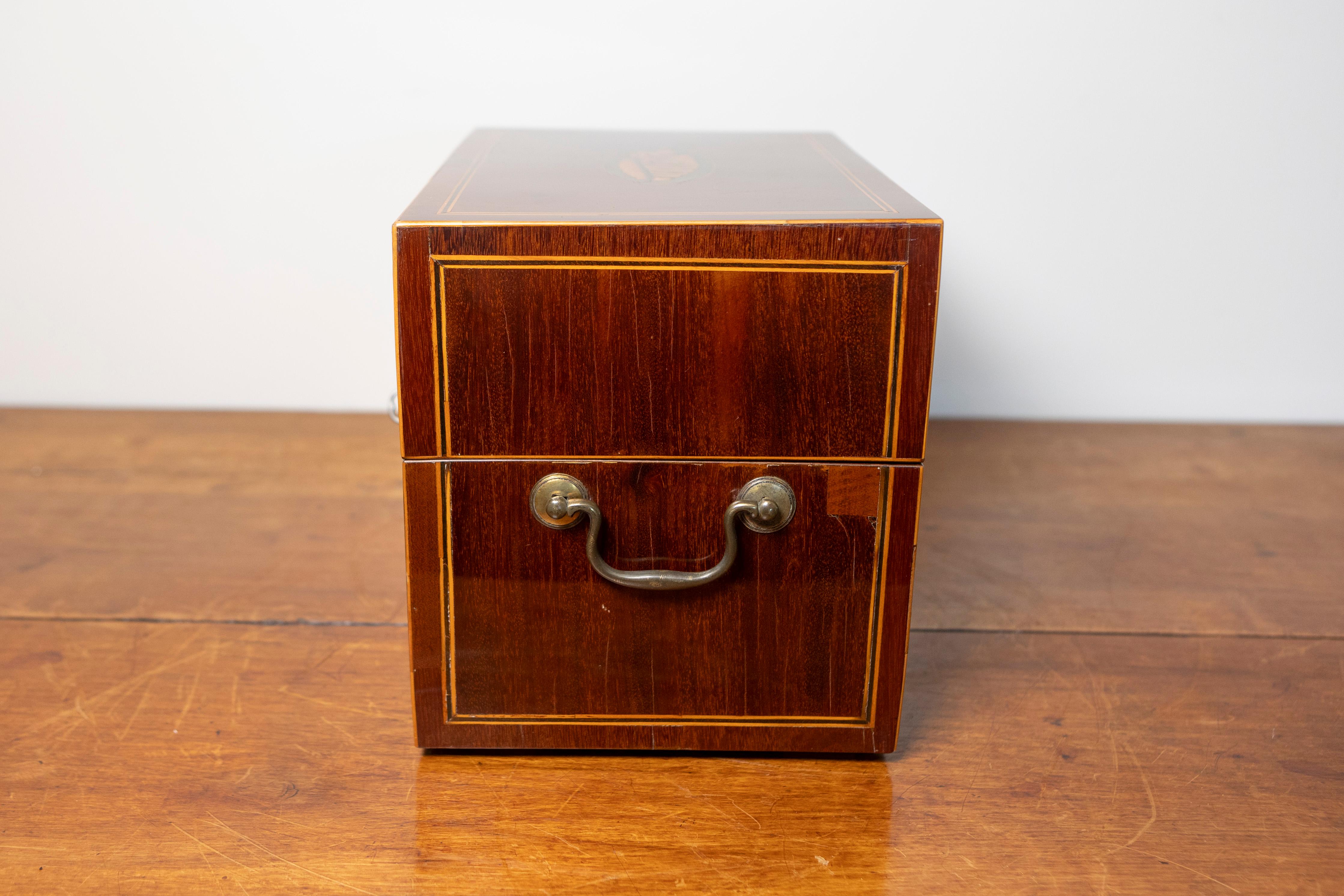 Caja danesa de caoba de la década de 1840 con marquetería de concha de fresno, bandas y asas laterales en venta 1