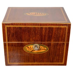 Boîte danoise des années 1840 avec marqueterie de coquillages de frêne, bandes et poignées ultérieures