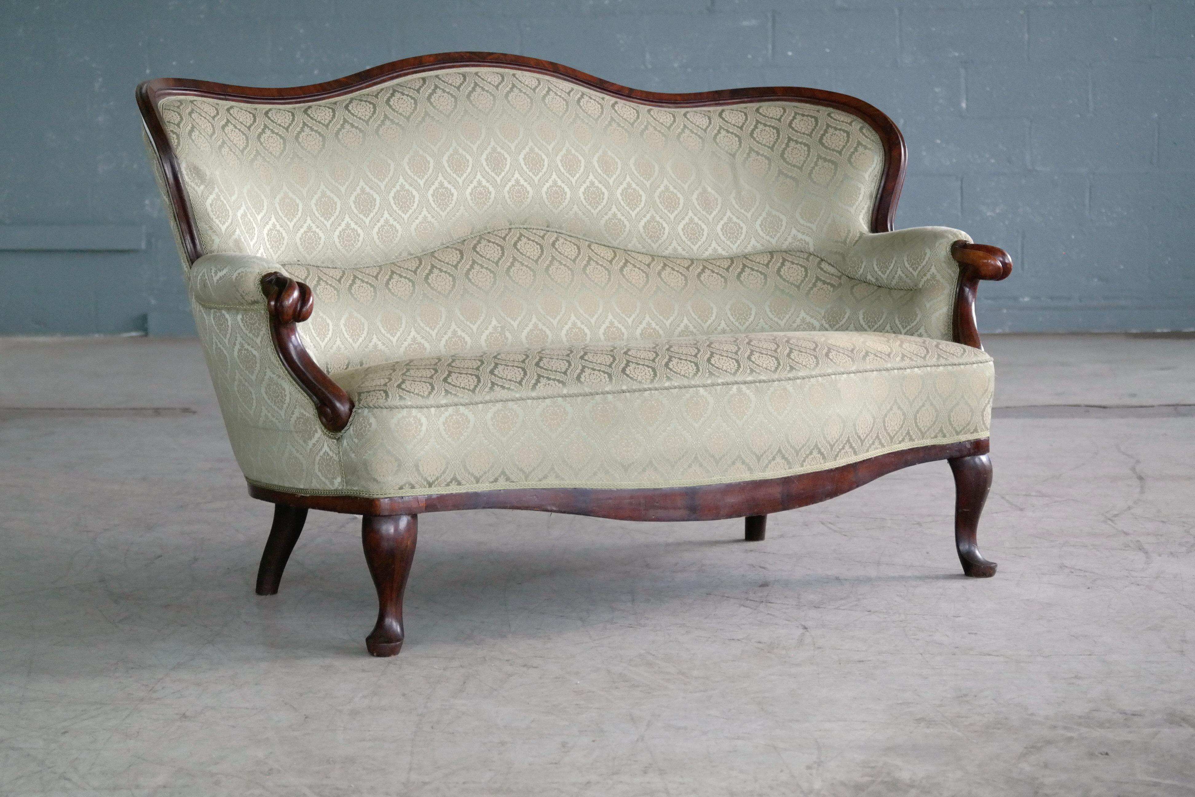 Dänisches Rokoko-Revival-Sofa oder Loveseat aus geschnitztem Mahagoni aus den 1860er Jahren (Neurokoko) im Angebot