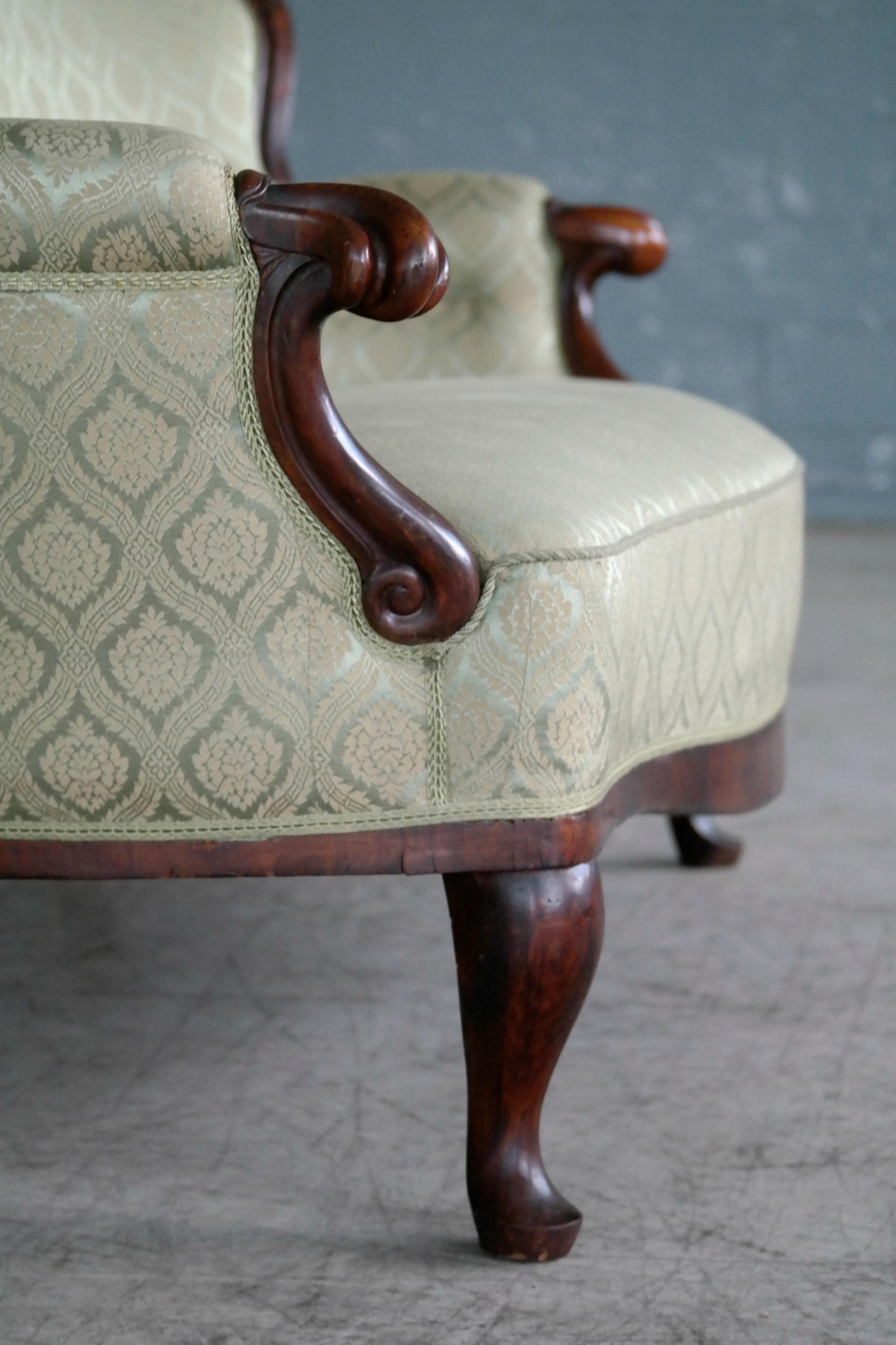 Dänisches Rokoko-Revival-Sofa oder Loveseat aus geschnitztem Mahagoni aus den 1860er Jahren (Mittleres 19. Jahrhundert) im Angebot