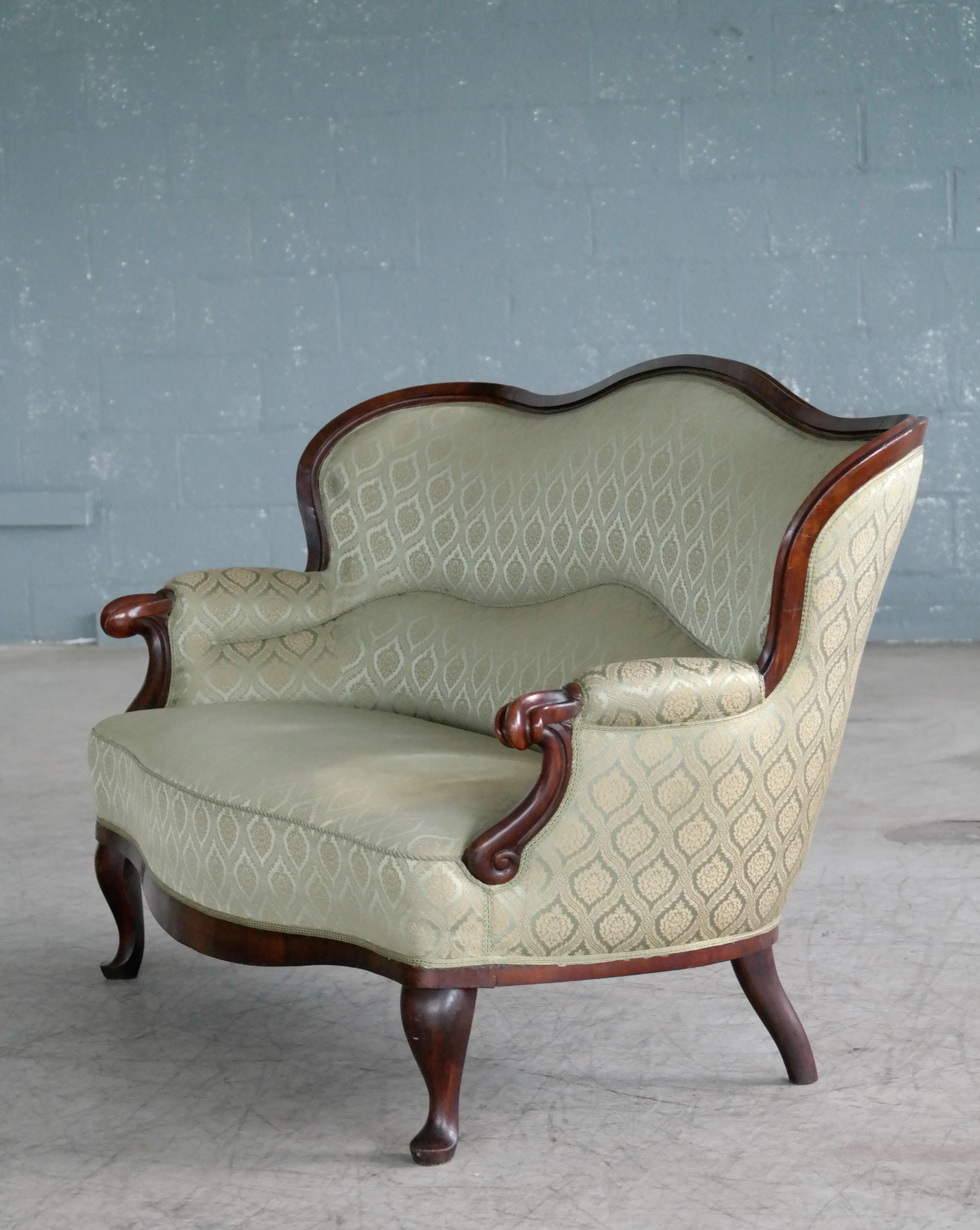 Dänisches Rokoko-Revival-Sofa oder Loveseat aus geschnitztem Mahagoni aus den 1860er Jahren im Angebot 1