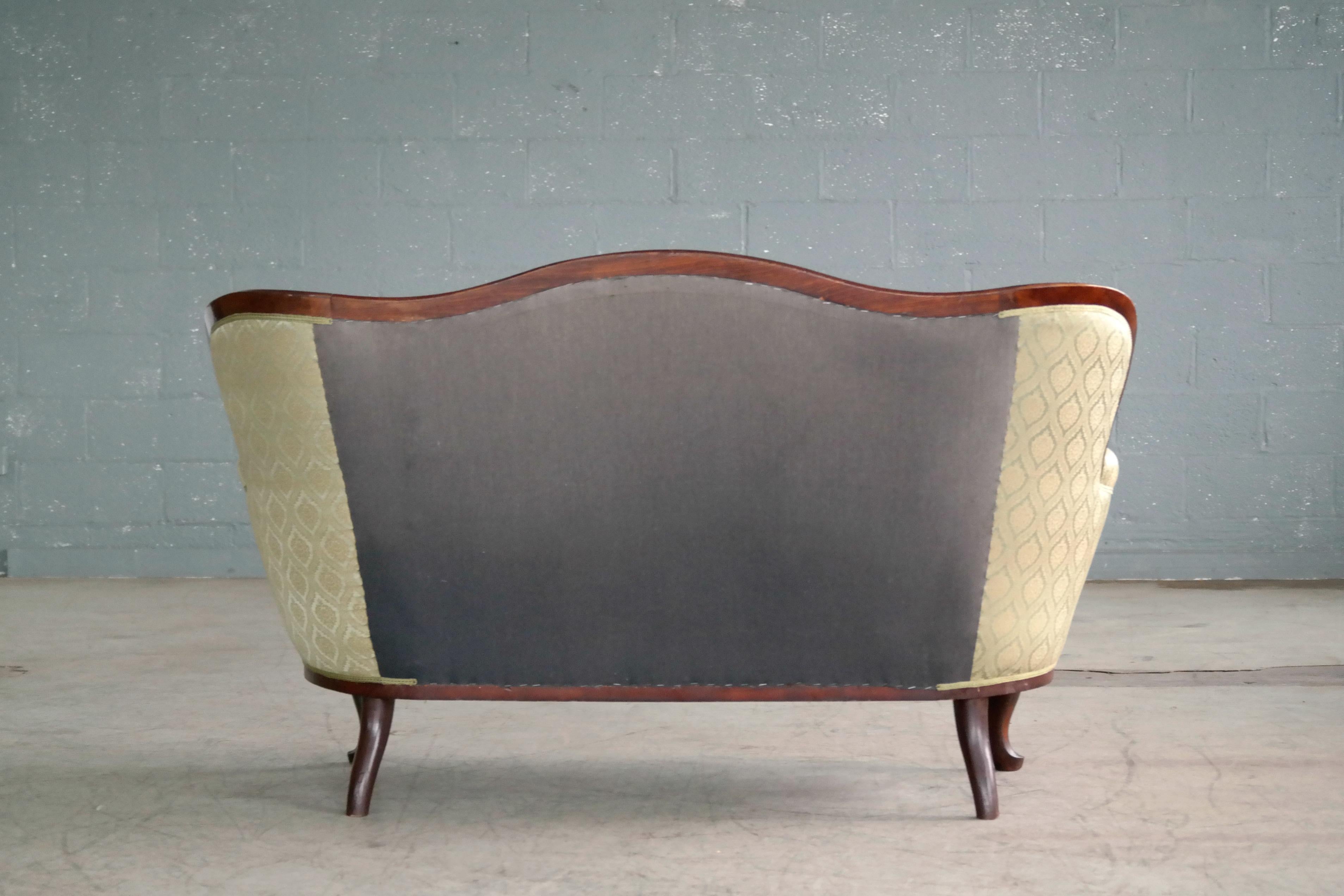 Dänisches Rokoko-Revival-Sofa oder Loveseat aus geschnitztem Mahagoni aus den 1860er Jahren im Angebot 4