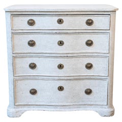 Dänische 1880er Jahre Off White Painted Serpentine Front Kommode mit abgestuften Schubladen