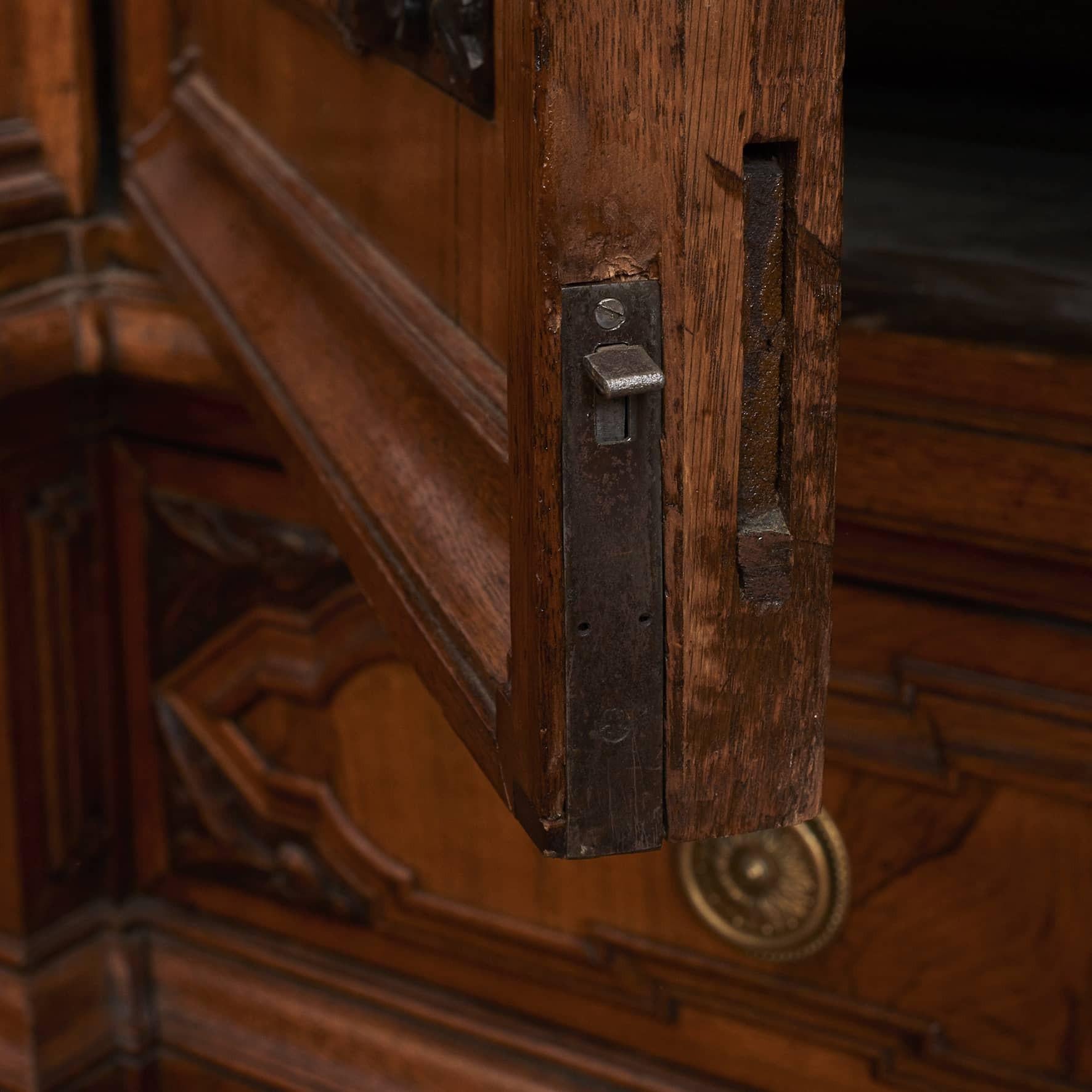 Danish 18th Ctr. Kast ou Armoire Manoir Baroque en Noyer et Oak Oak en vente 3