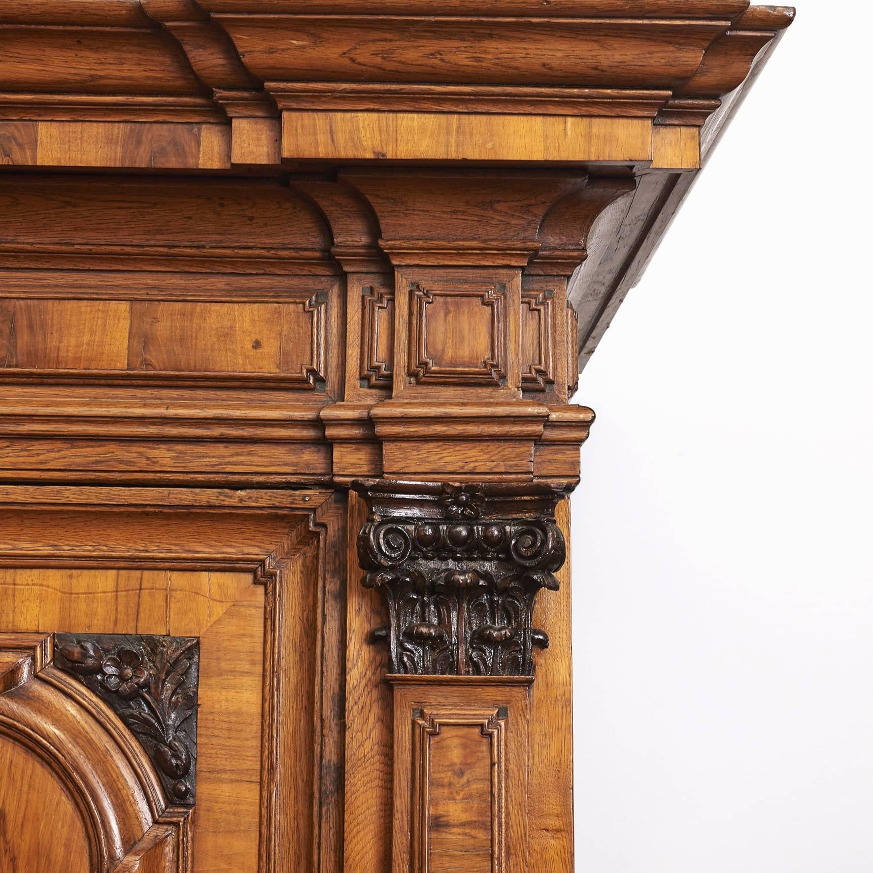 Danish 18th Ctr. Baroque Manor House Kast or Armoire in Walnut & Oak In Good Condition For Sale In Kastrup, DK