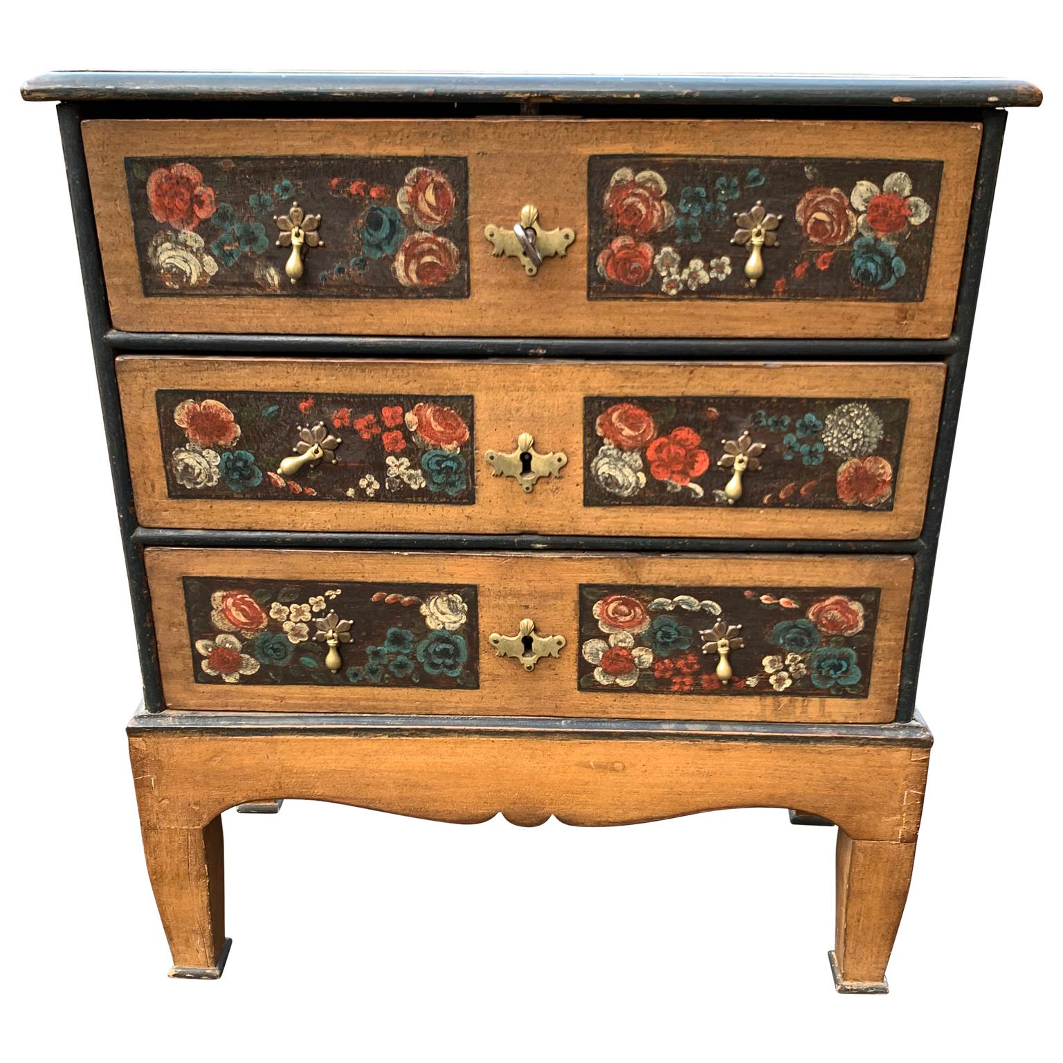 Danish 18th century painted Folk Art chest of drawers.

The chest has three drawers and original hardware and locks with one key.