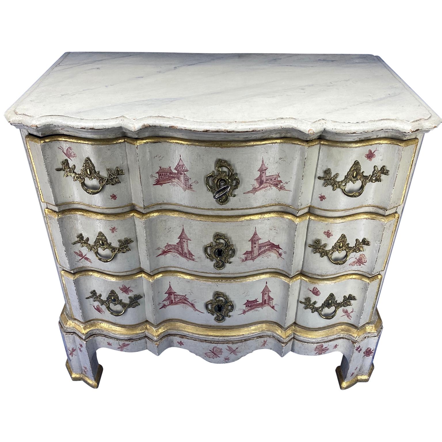 Dänische bemalte Kommode mit Chinoiserie-Dekor aus dem 18. Jahrhundert (Barock) im Angebot