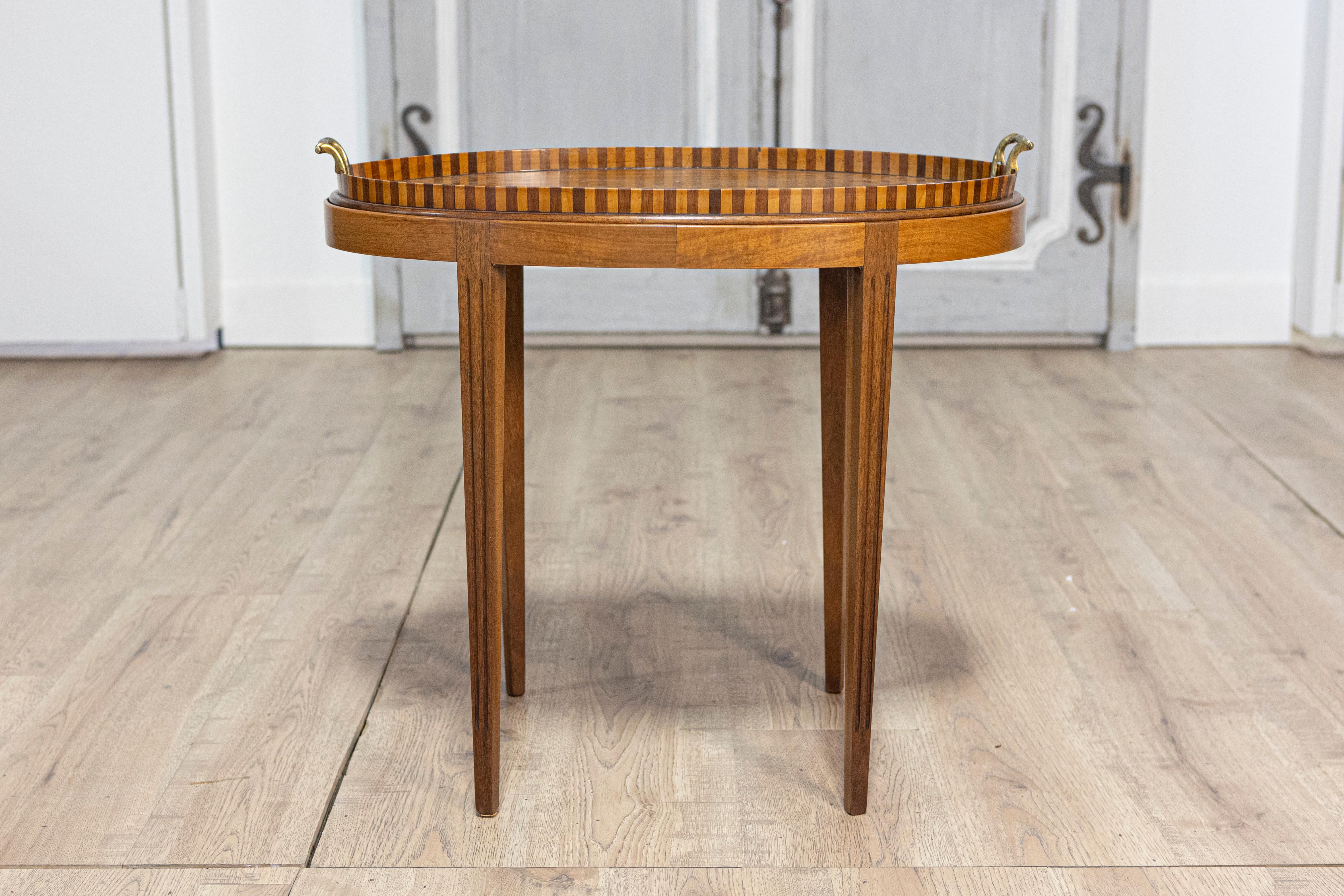 Neoclassico Tavolo danese del 1900 in noce con intarsio di fogliame di frassino e piano rimovibile in vendita
