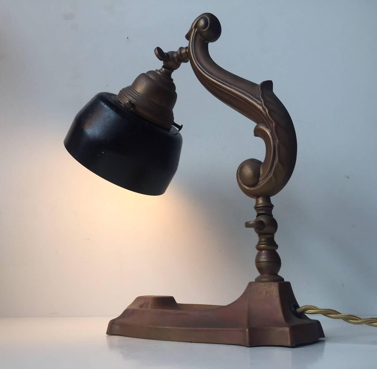 Art nouveau Lampe de bureau danoise Art Nouveau des années 1920 en cuivre patiné et laiton en vente