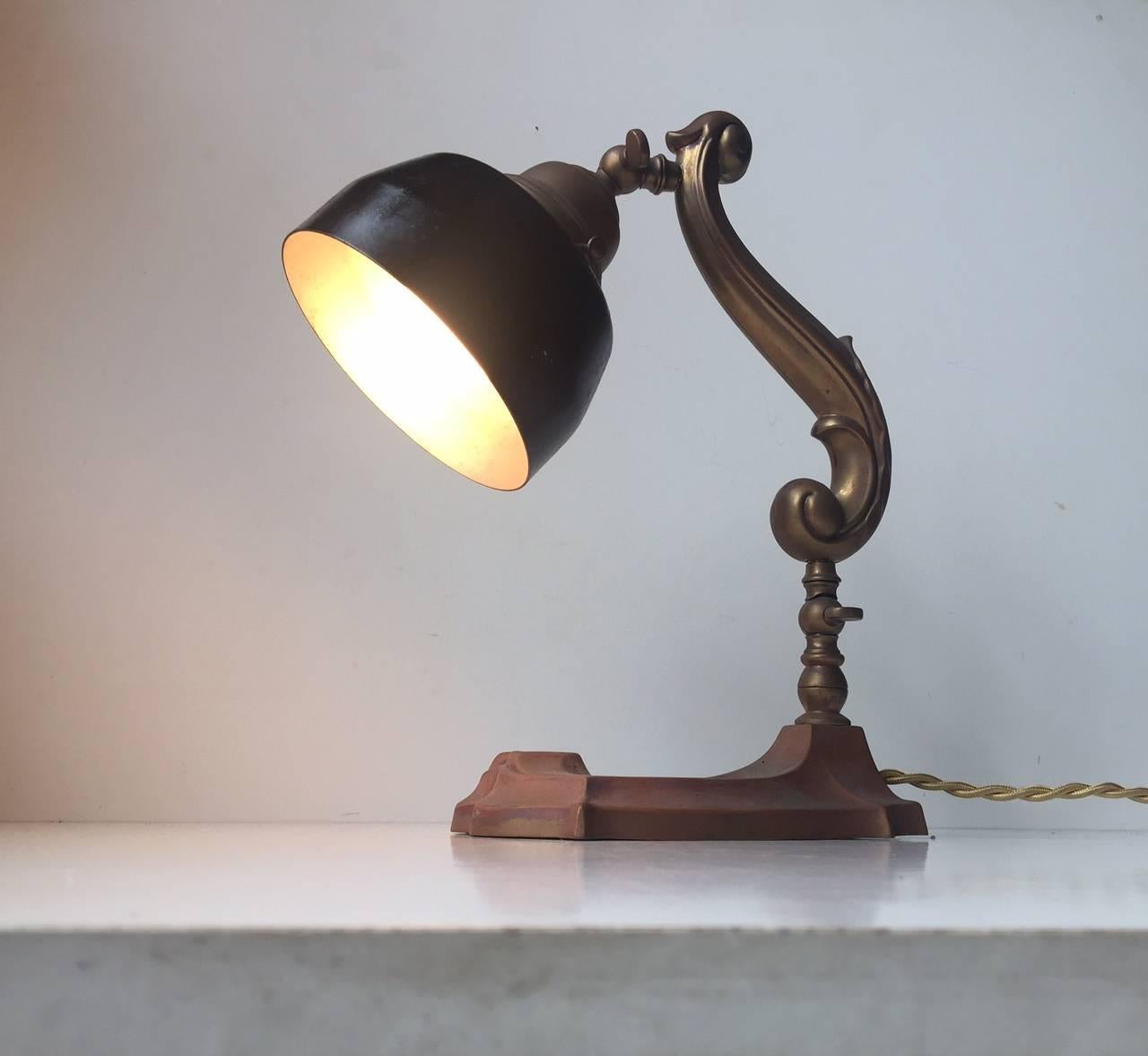 Danish 1920s Art Nouveau Patinated Copper and Brass Table Lamp In Good Condition For Sale In Esbjerg, DK