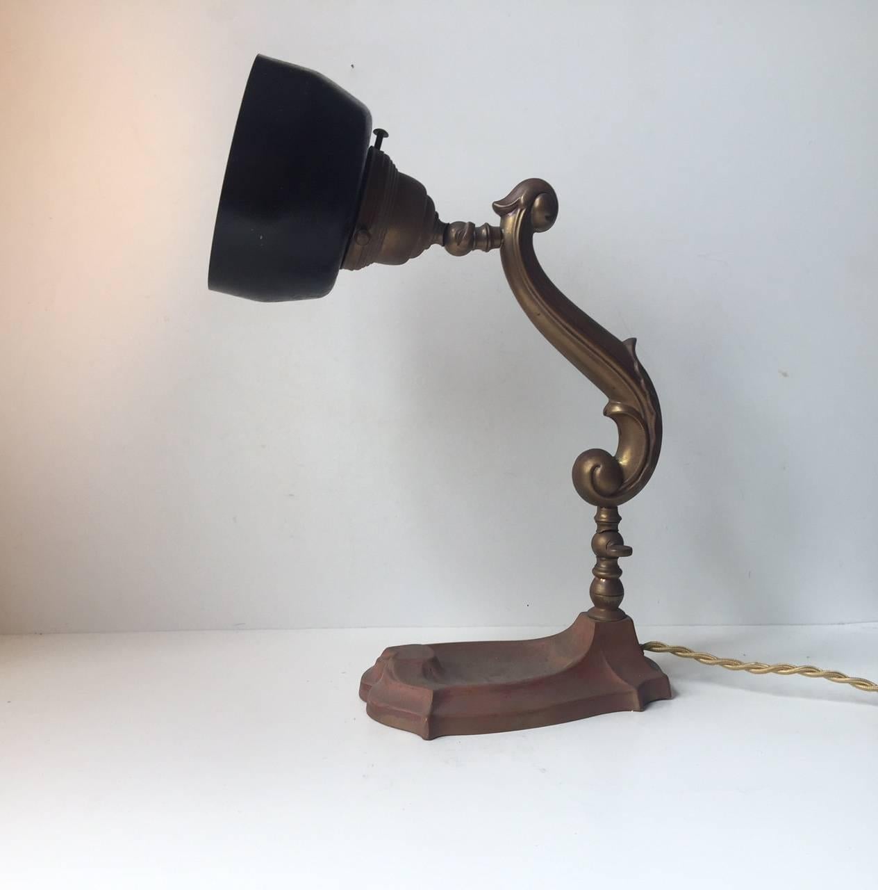 Patiné Lampe de bureau danoise Art Nouveau des années 1920 en cuivre patiné et laiton en vente