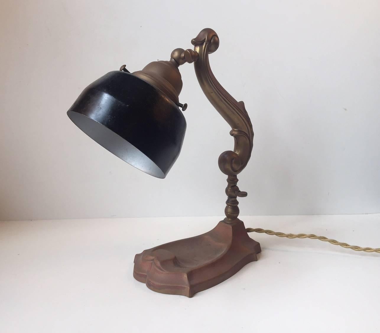 Début du 20ème siècle Lampe de bureau danoise Art Nouveau des années 1920 en cuivre patiné et laiton en vente