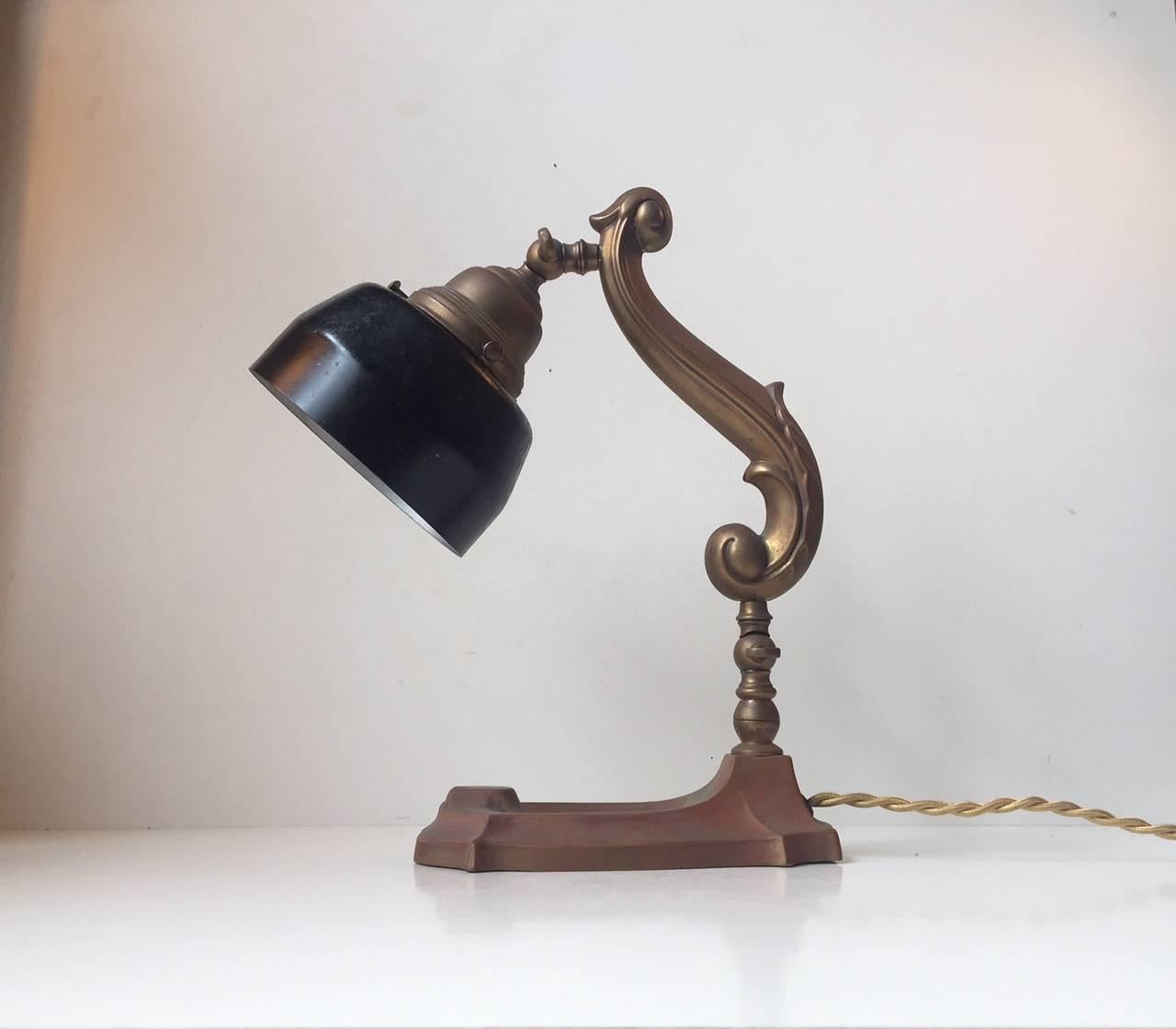 Acier Lampe de bureau danoise Art Nouveau des années 1920 en cuivre patiné et laiton en vente