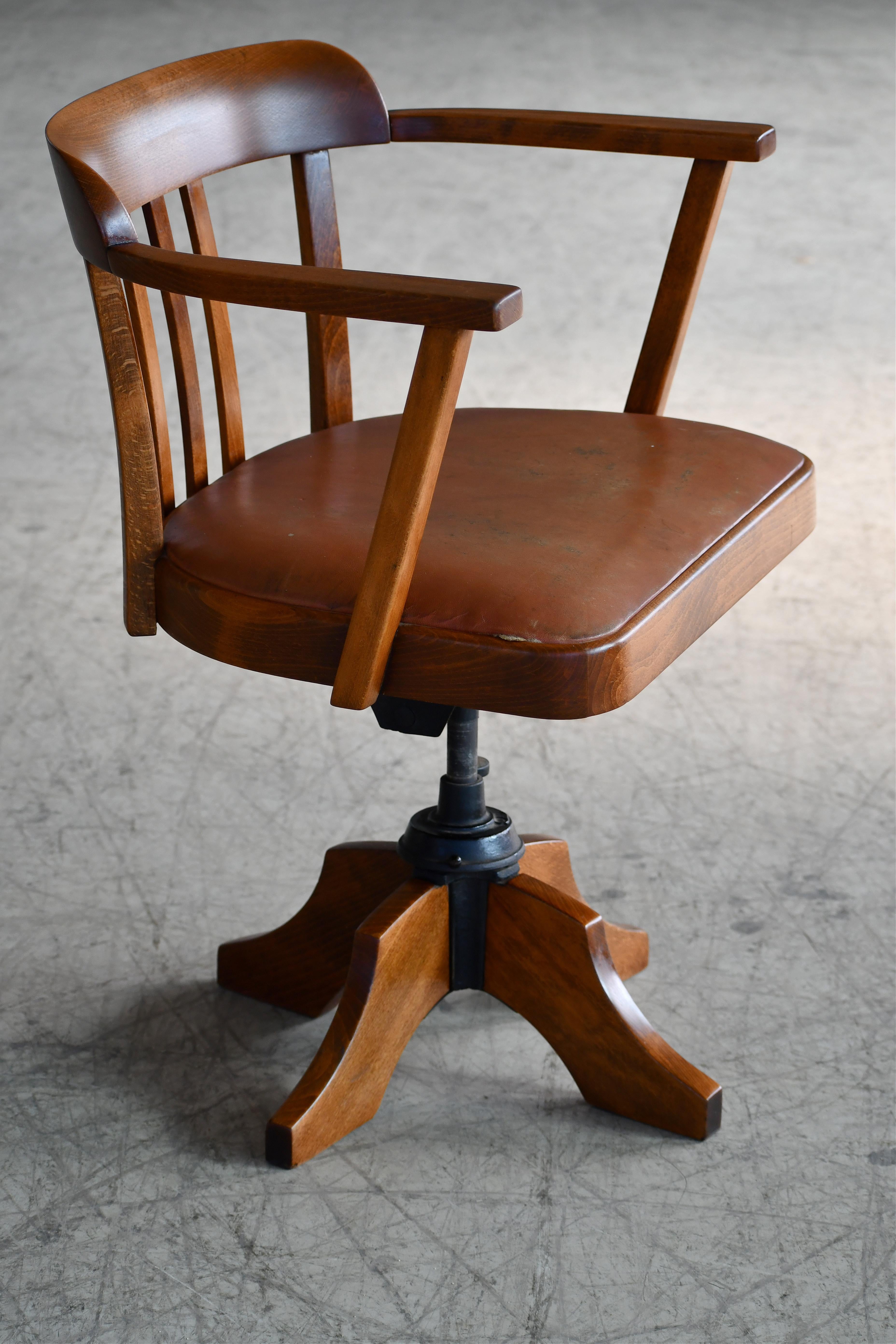 Danish 1920s Swivel Desk Chair in Solid Oak with Leather Seat In Good Condition In Bridgeport, CT
