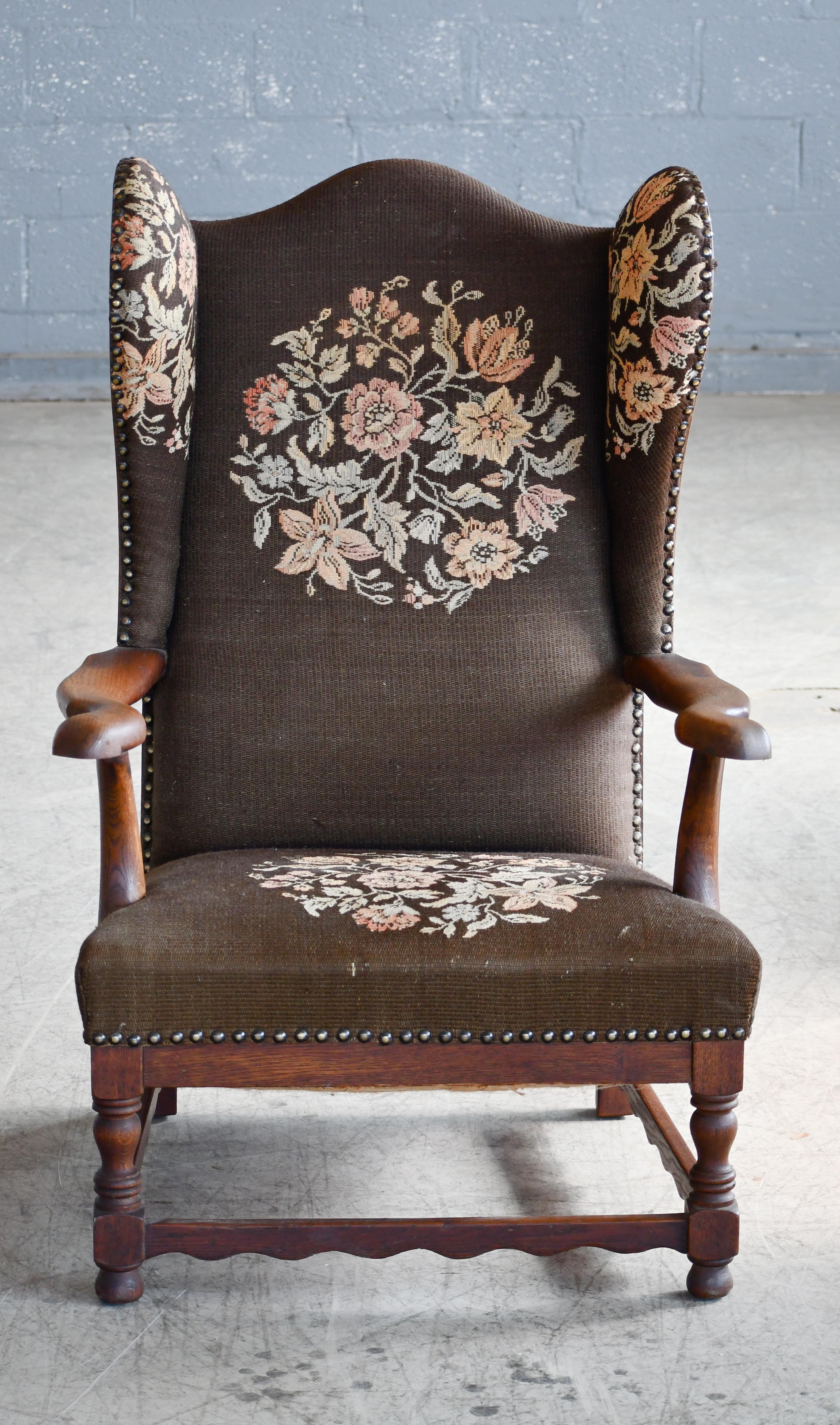 Dänischer Ohrensessel im Landhausstil der 1930-40er Jahre aus massiver Eiche (Moderne der Mitte des Jahrhunderts) im Angebot