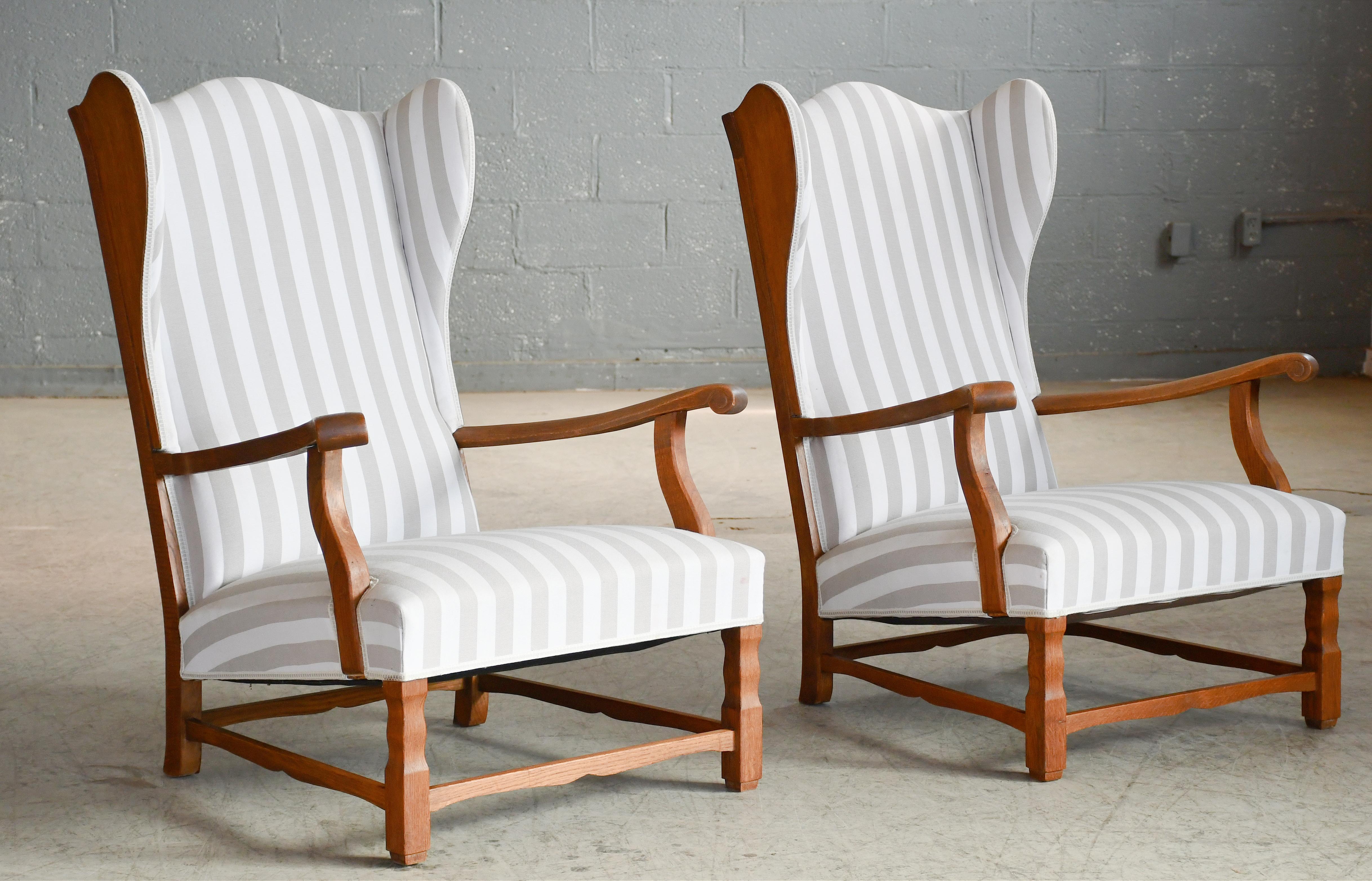Dänischer Ohrensessel im Landhausstil der 1930-40er Jahre aus massiver Eiche (Moderne der Mitte des Jahrhunderts)