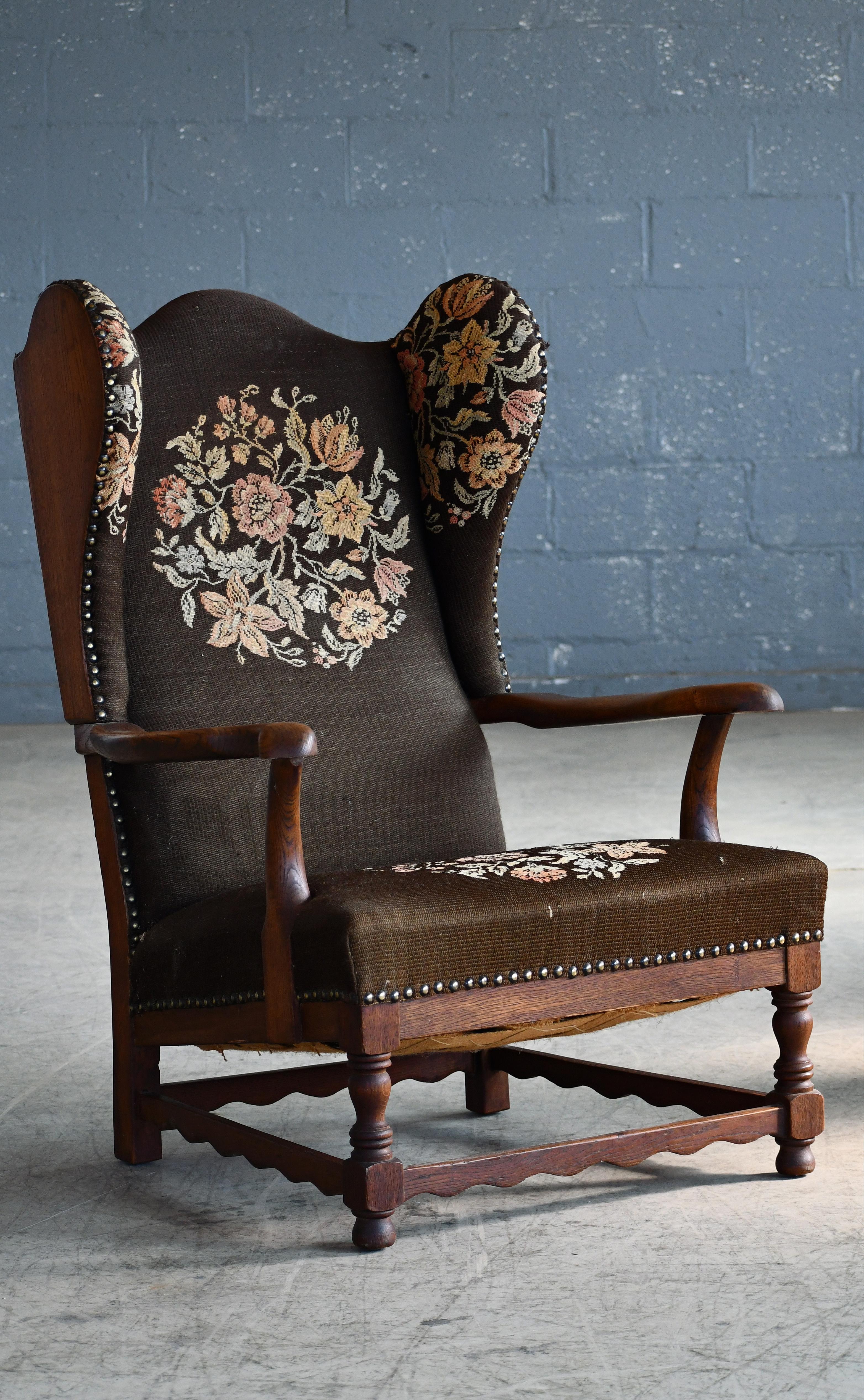 Dänischer Ohrensessel im Landhausstil der 1930-40er Jahre aus massiver Eiche im Zustand „Gut“ im Angebot in Bridgeport, CT