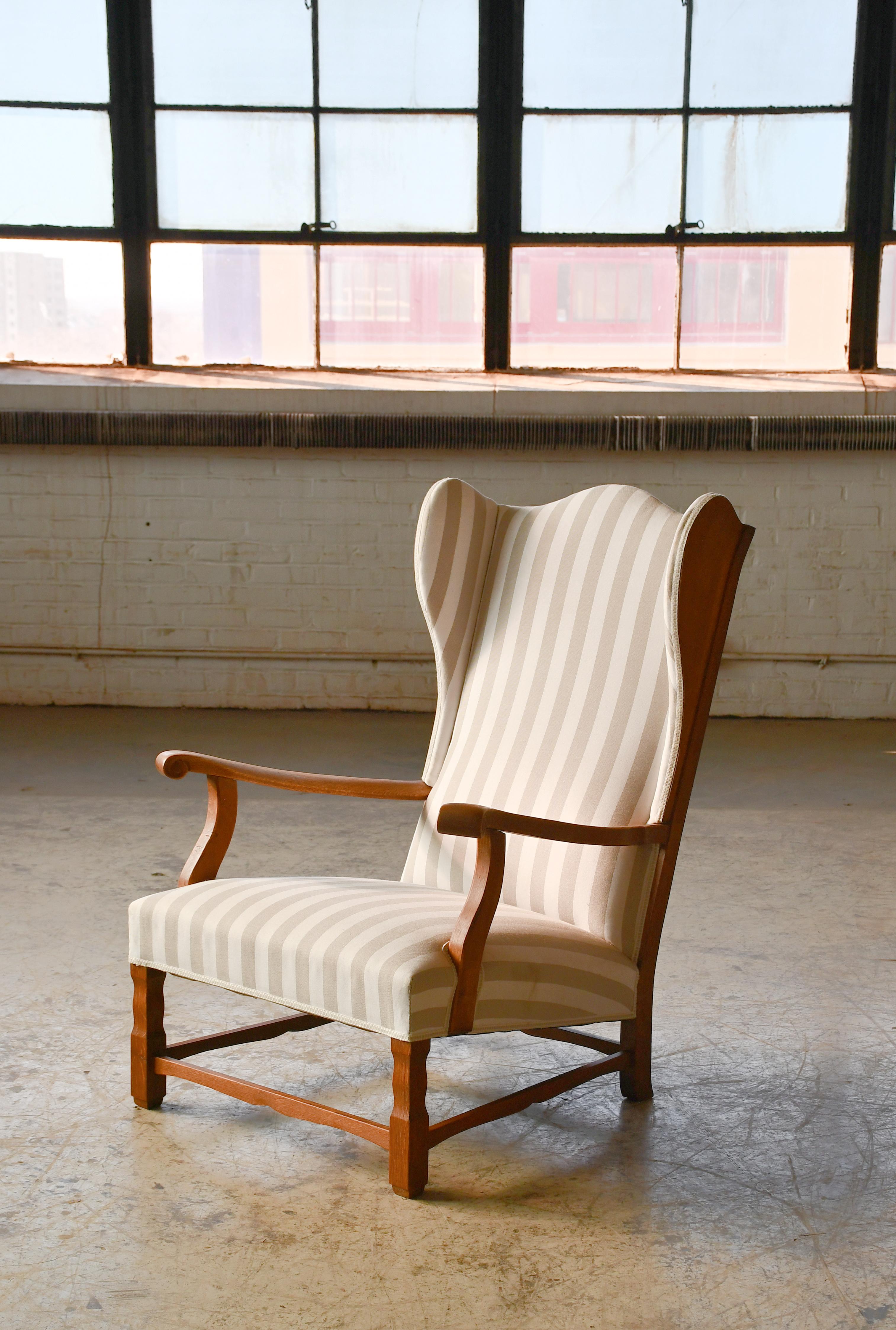 Dänischer Ohrensessel im Landhausstil der 1930-40er Jahre aus massiver Eiche im Zustand „Gut“ in Bridgeport, CT