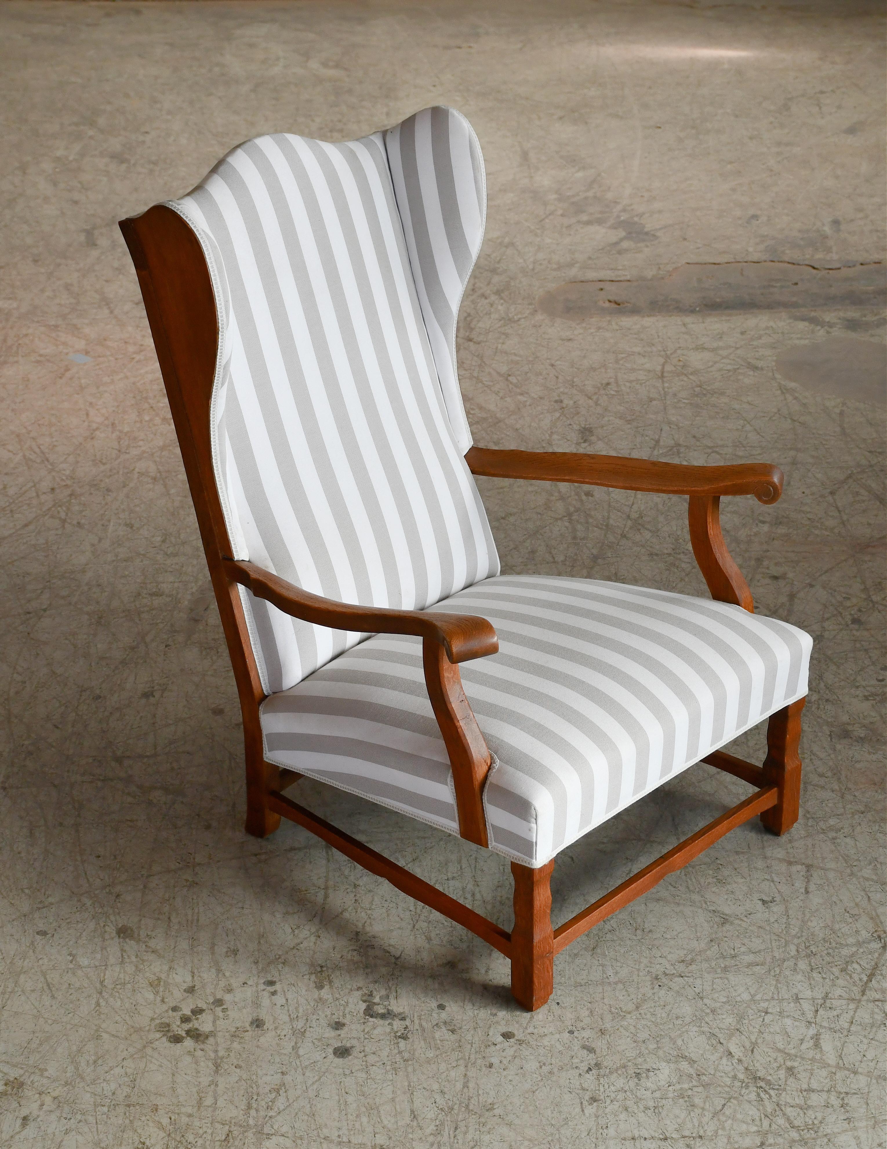 Dänischer Ohrensessel im Landhausstil der 1930-40er Jahre aus massiver Eiche (Mitte des 20. Jahrhunderts)