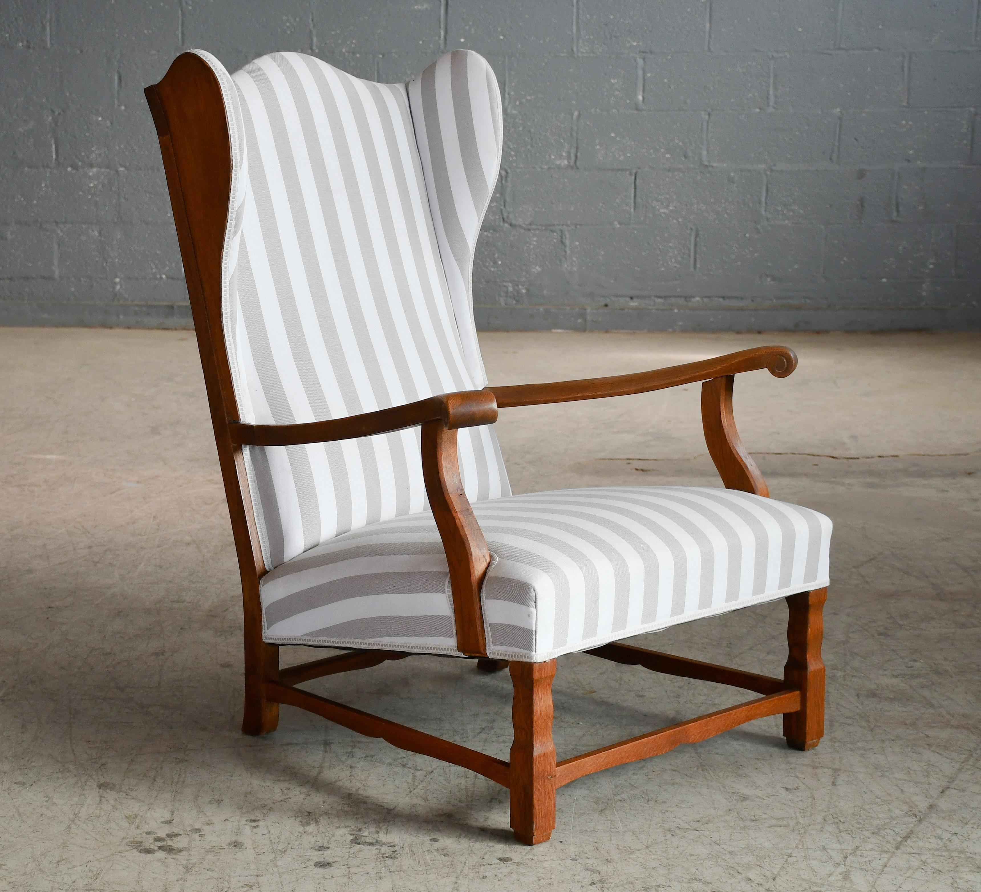 Dänischer Ohrensessel im Landhausstil der 1930-40er Jahre aus massiver Eiche (Wolle)