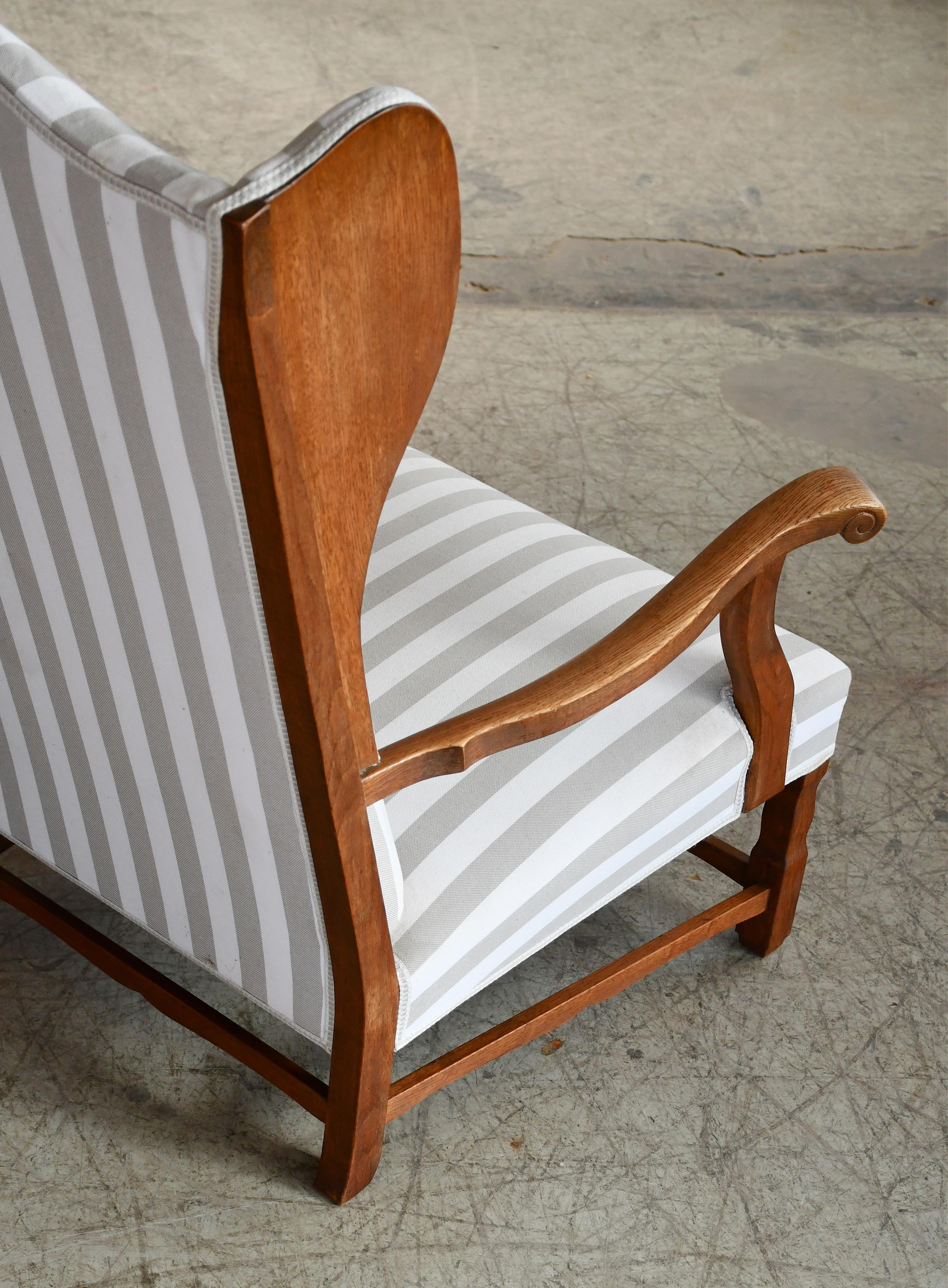 Dänischer Ohrensessel im Landhausstil der 1930-40er Jahre aus massiver Eiche 1