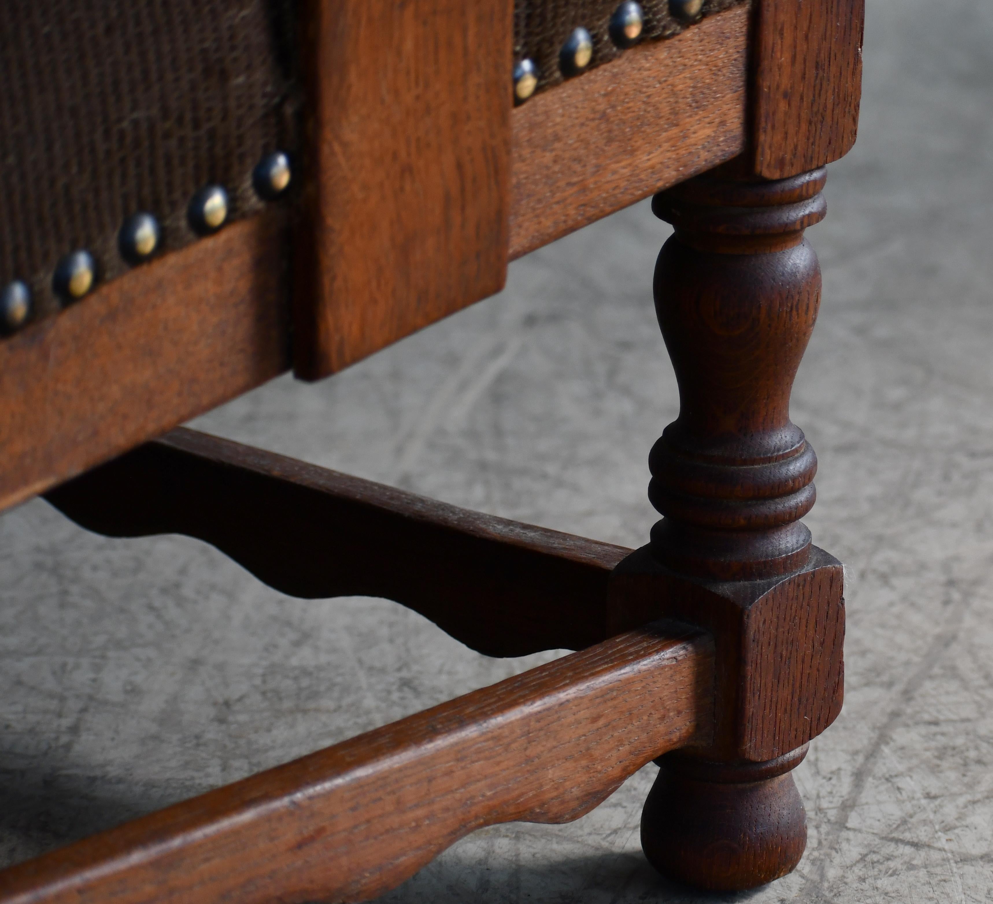 Dänischer Ohrensessel im Landhausstil der 1930-40er Jahre aus massiver Eiche im Angebot 2
