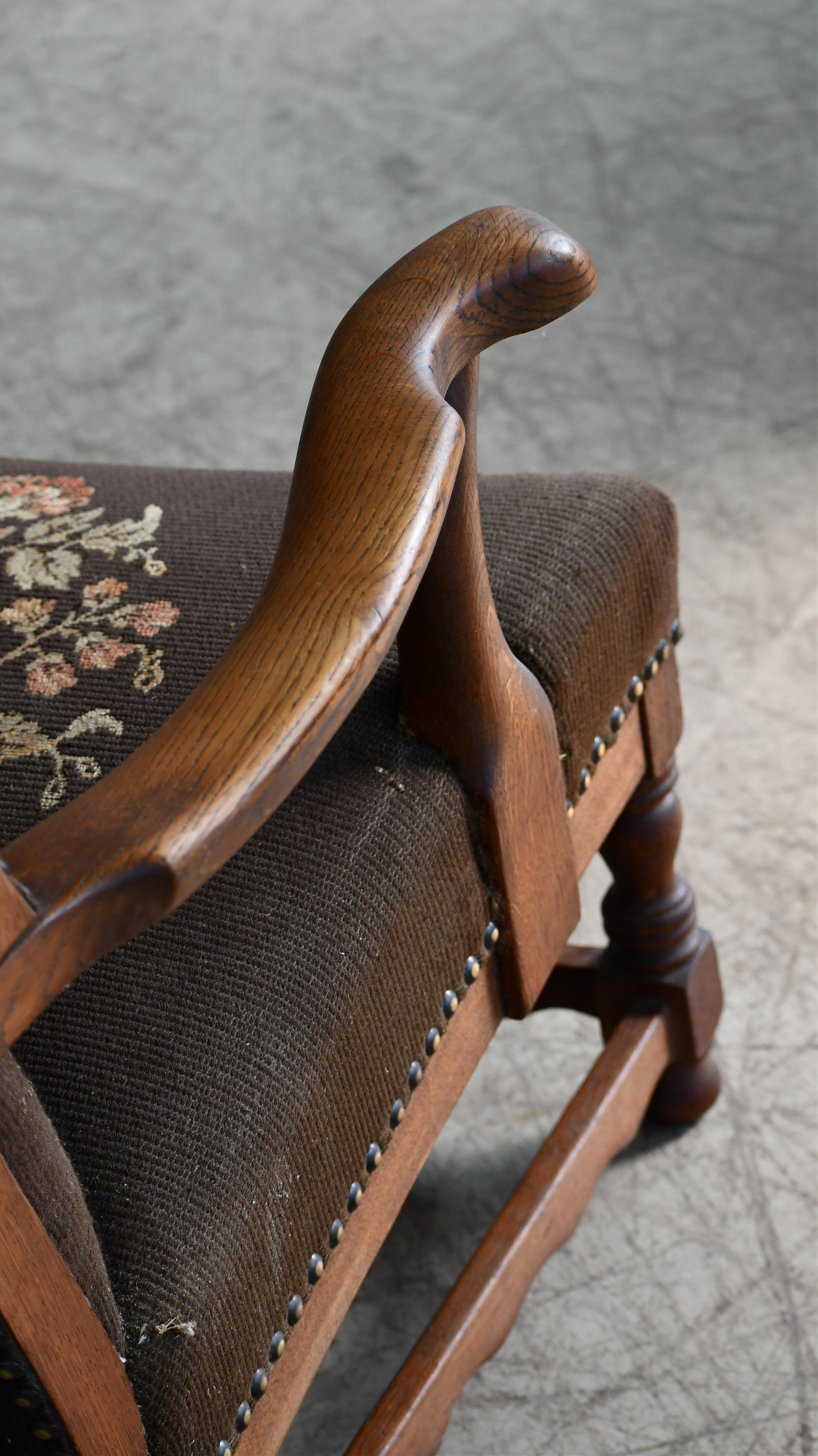 Dänischer Ohrensessel im Landhausstil der 1930-40er Jahre aus massiver Eiche im Angebot 3