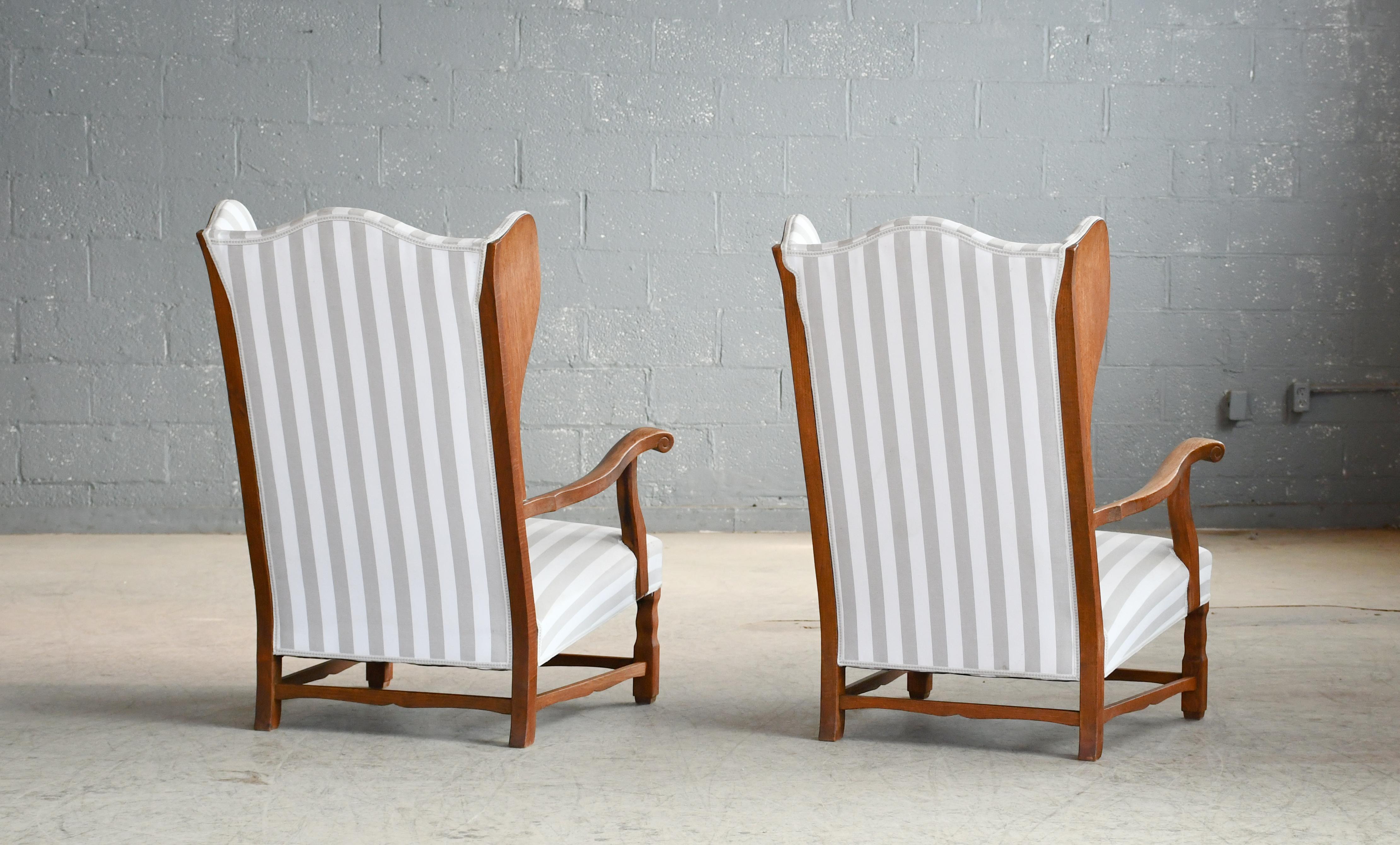 Dänischer Ohrensessel im Landhausstil der 1930-40er Jahre aus massiver Eiche 3
